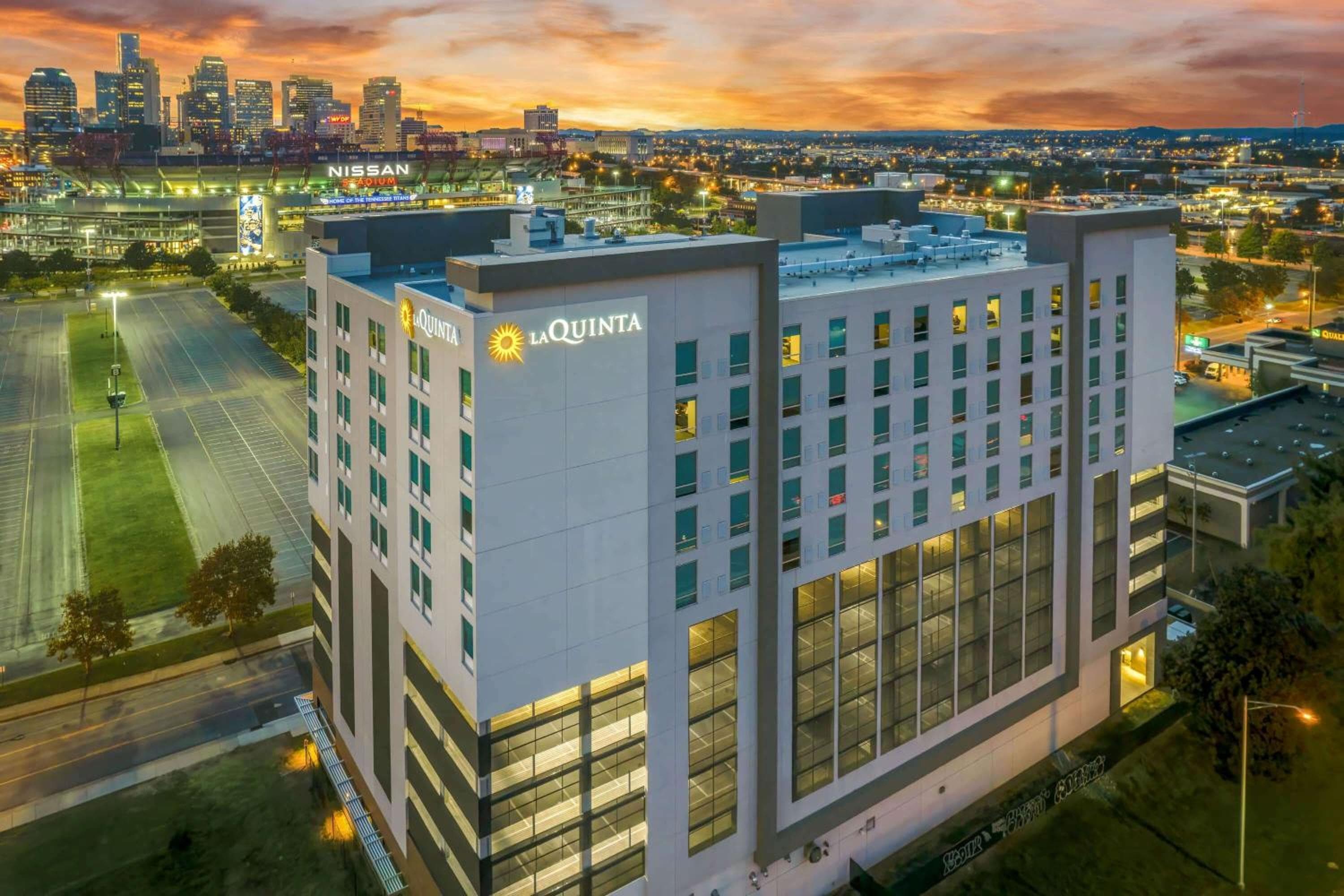 La Quinta Inn & Suites by Wyndham Nashville Downtown Stadium in Nashville