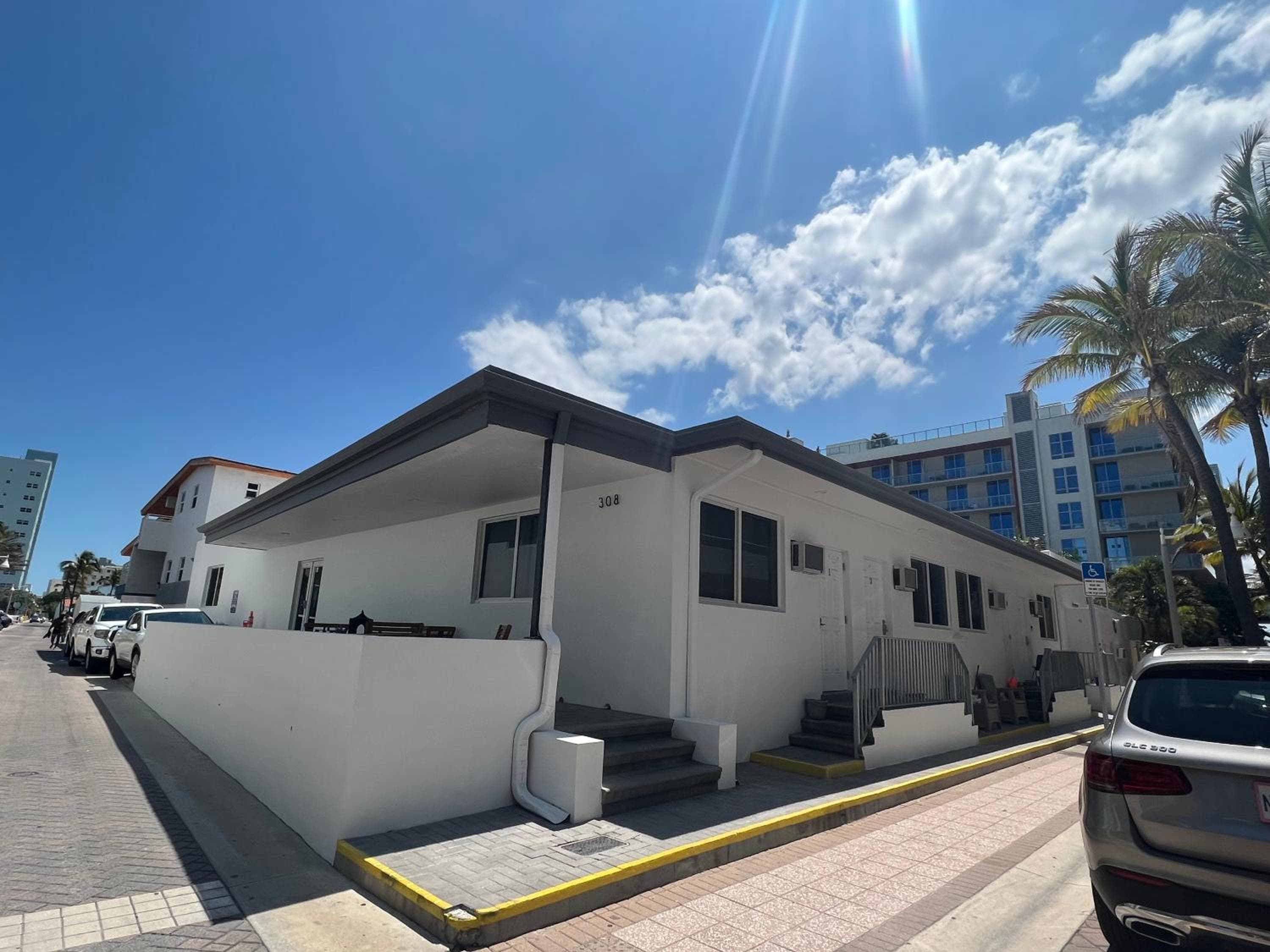 The Pearl Beachside Apartments on Hollywood Beach