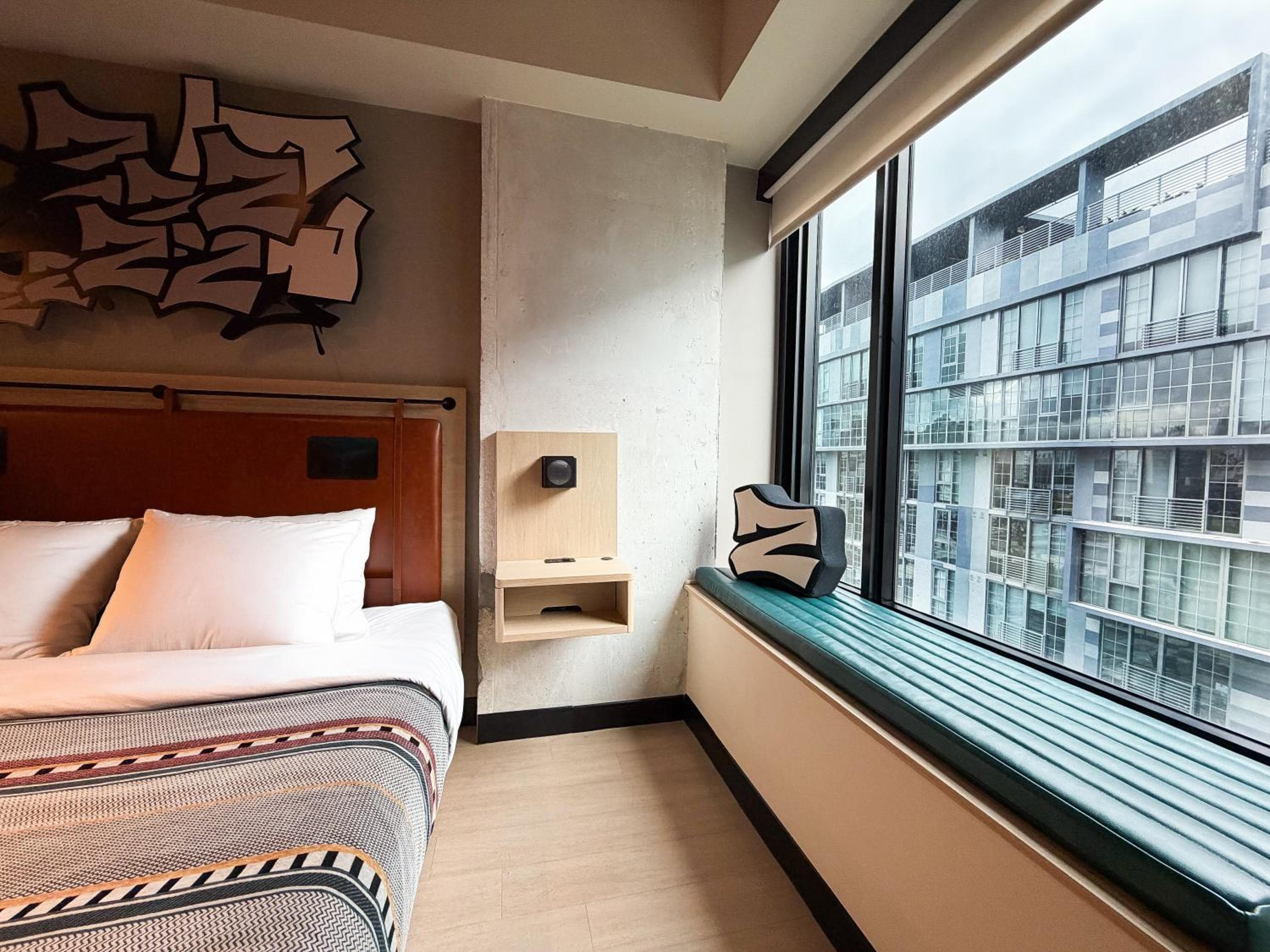 King Room with Roll-In Shower - Mobility Accessible room photo