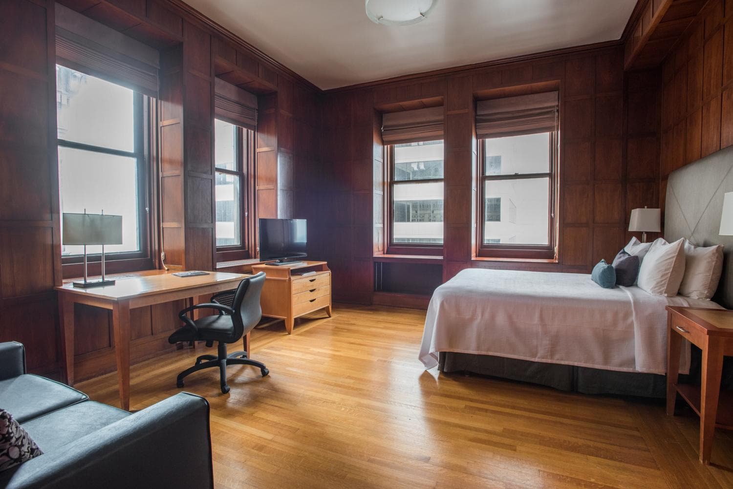 Deluxe Queen Parlor room photo