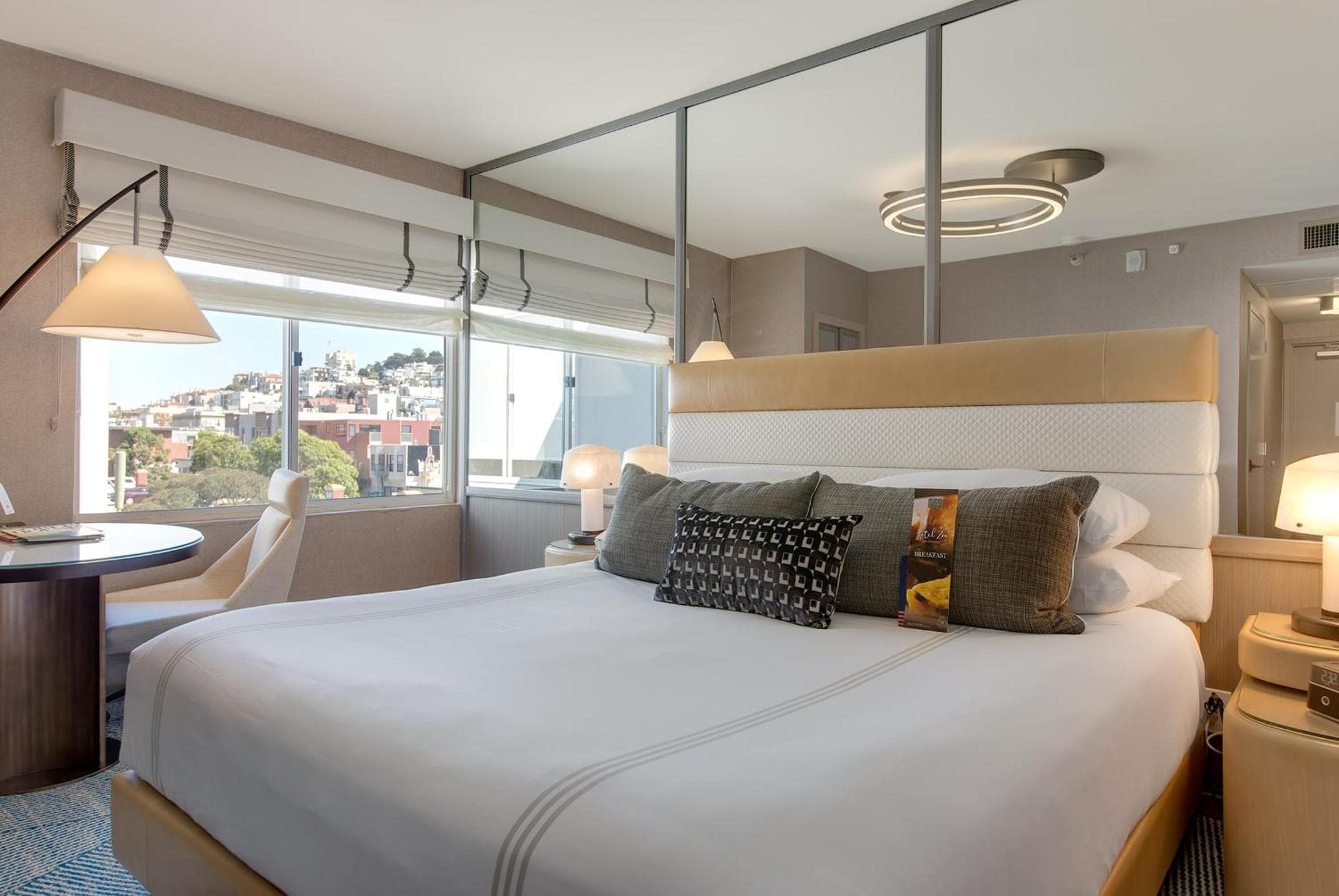 Deluxe King room photo