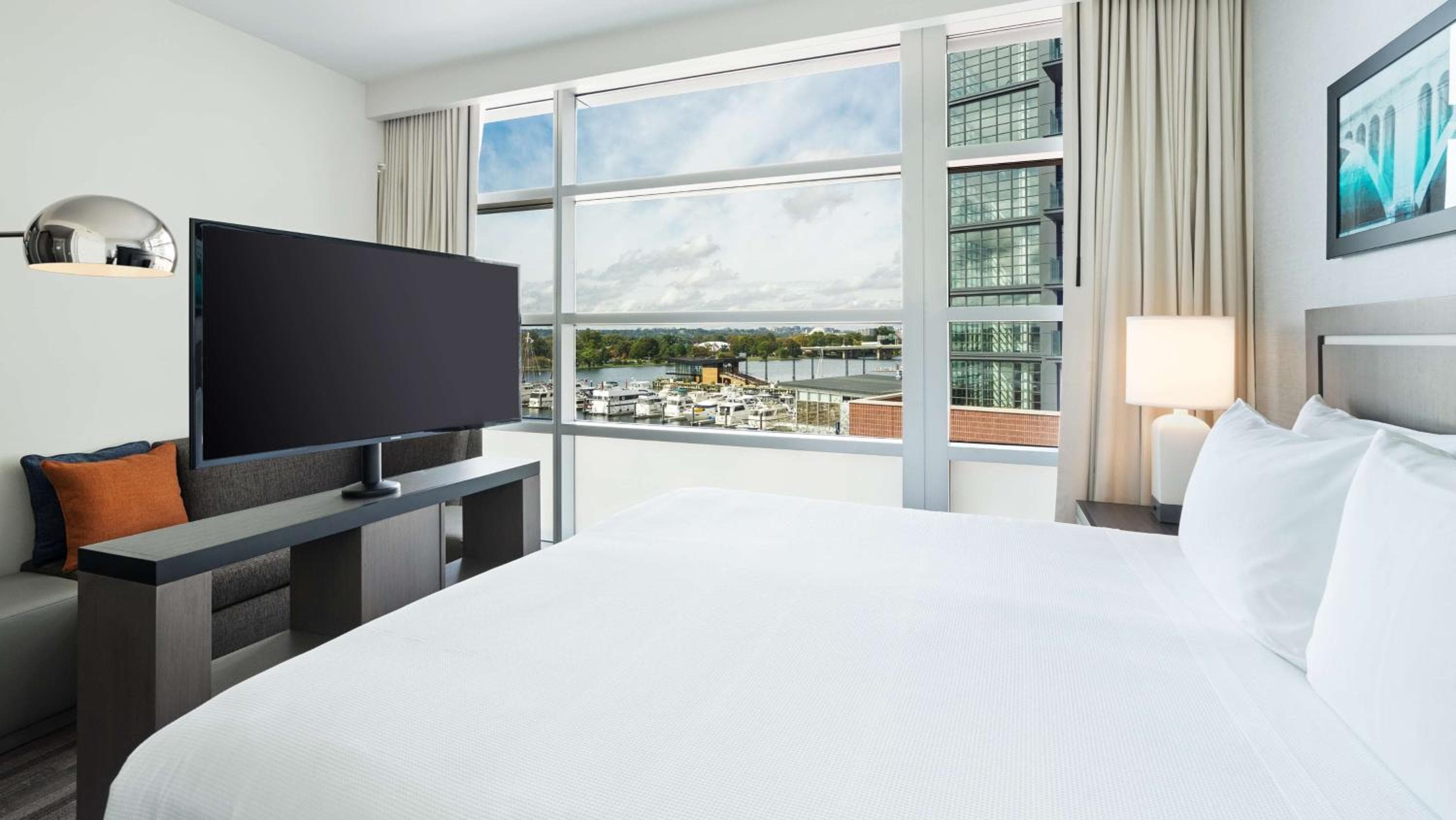 Den King Room with River View room photo