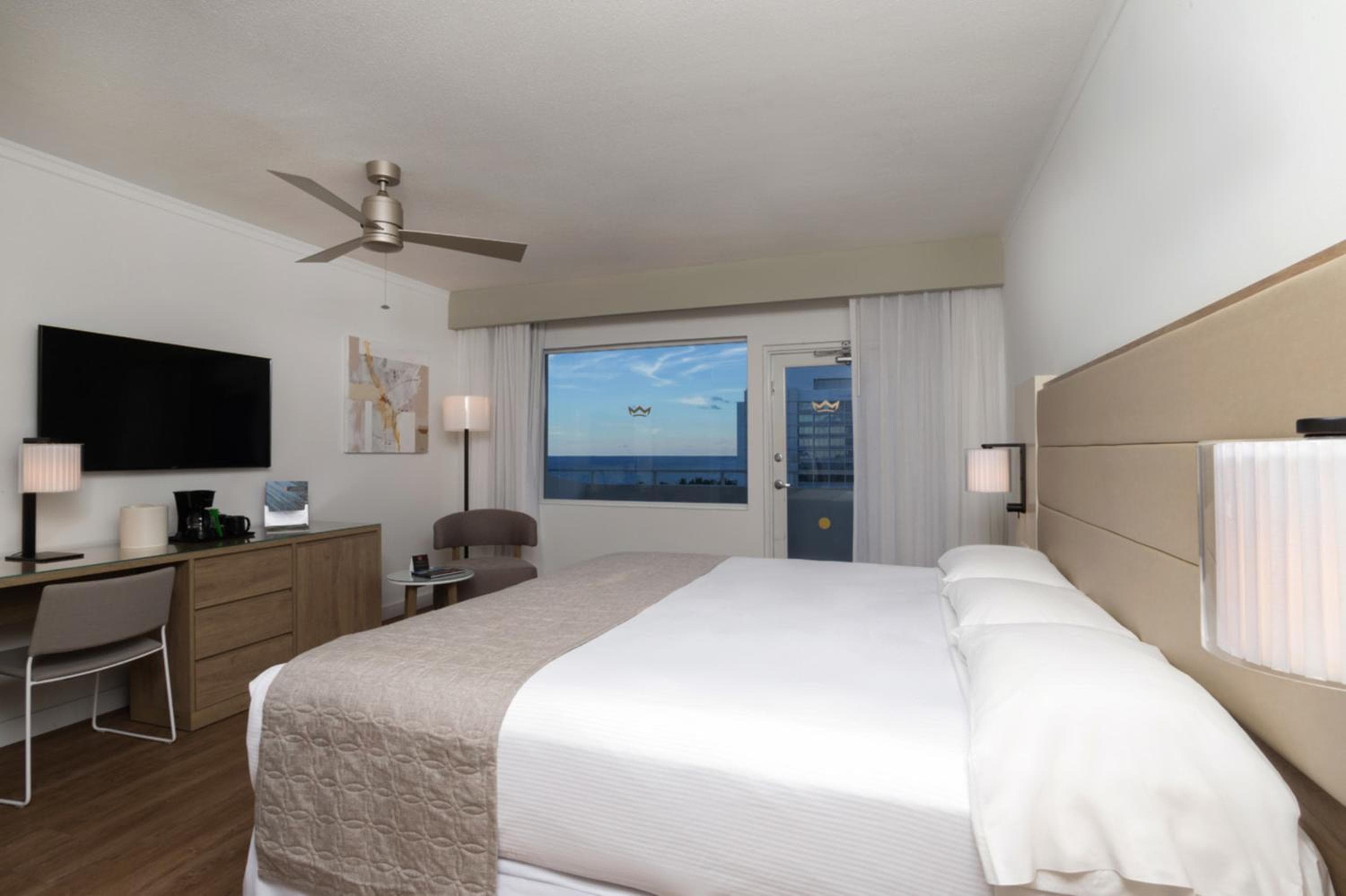 Deluxe Ocean View King Bed room photo