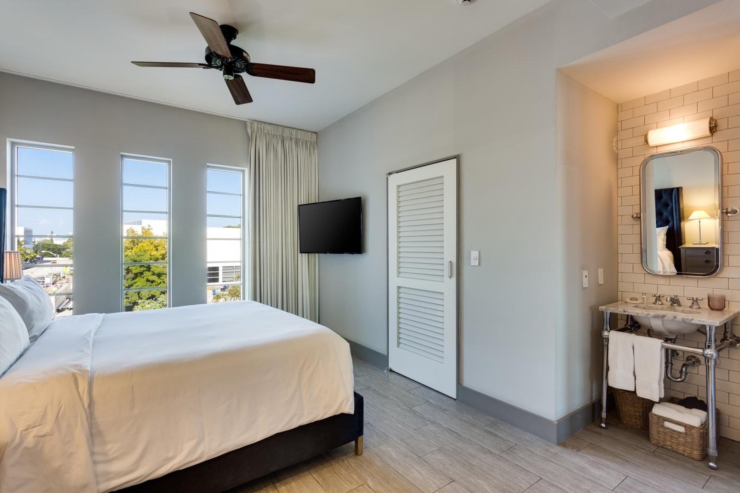 Accessible Classic King room photo