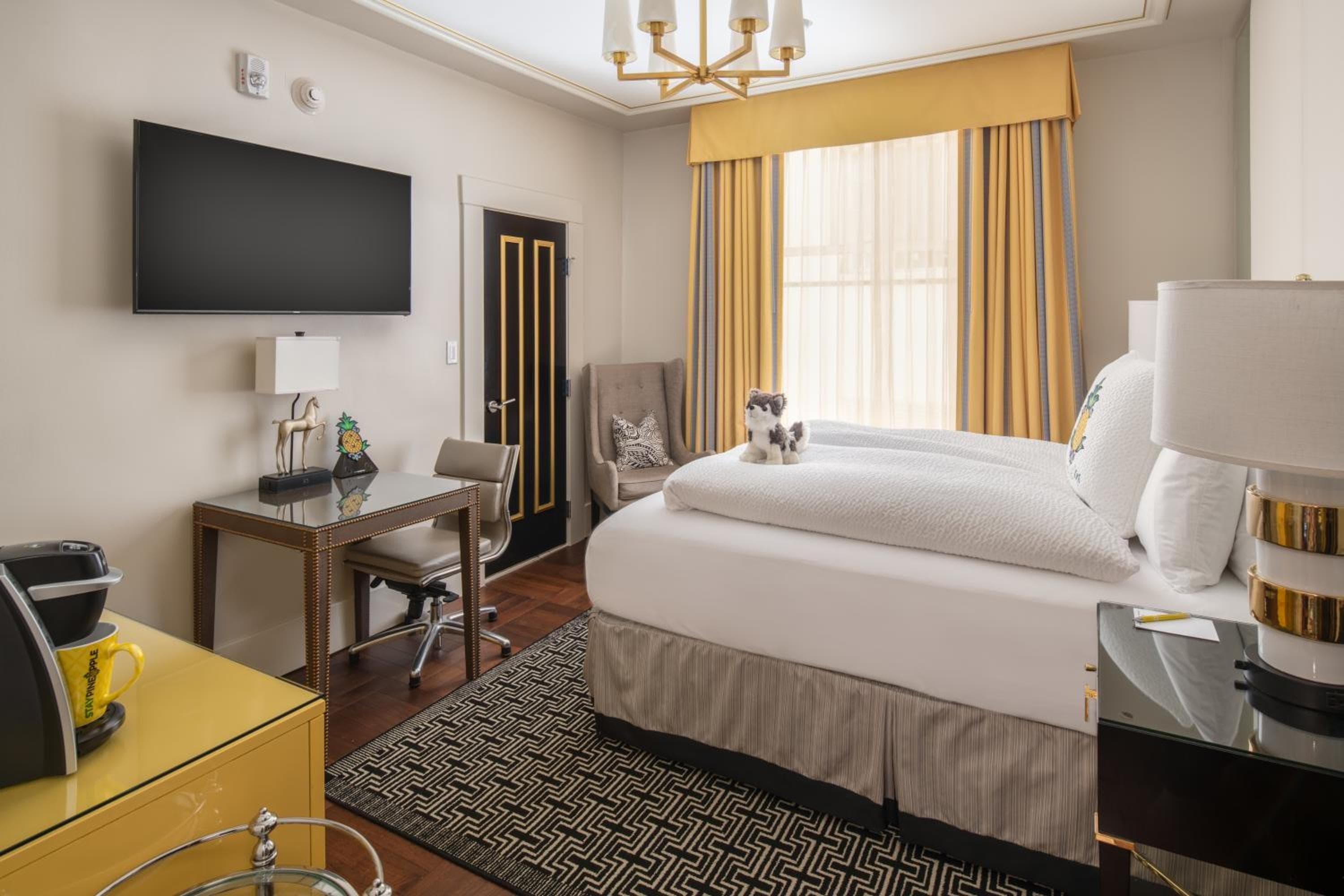 Starlet Queen w/Communication Features room photo