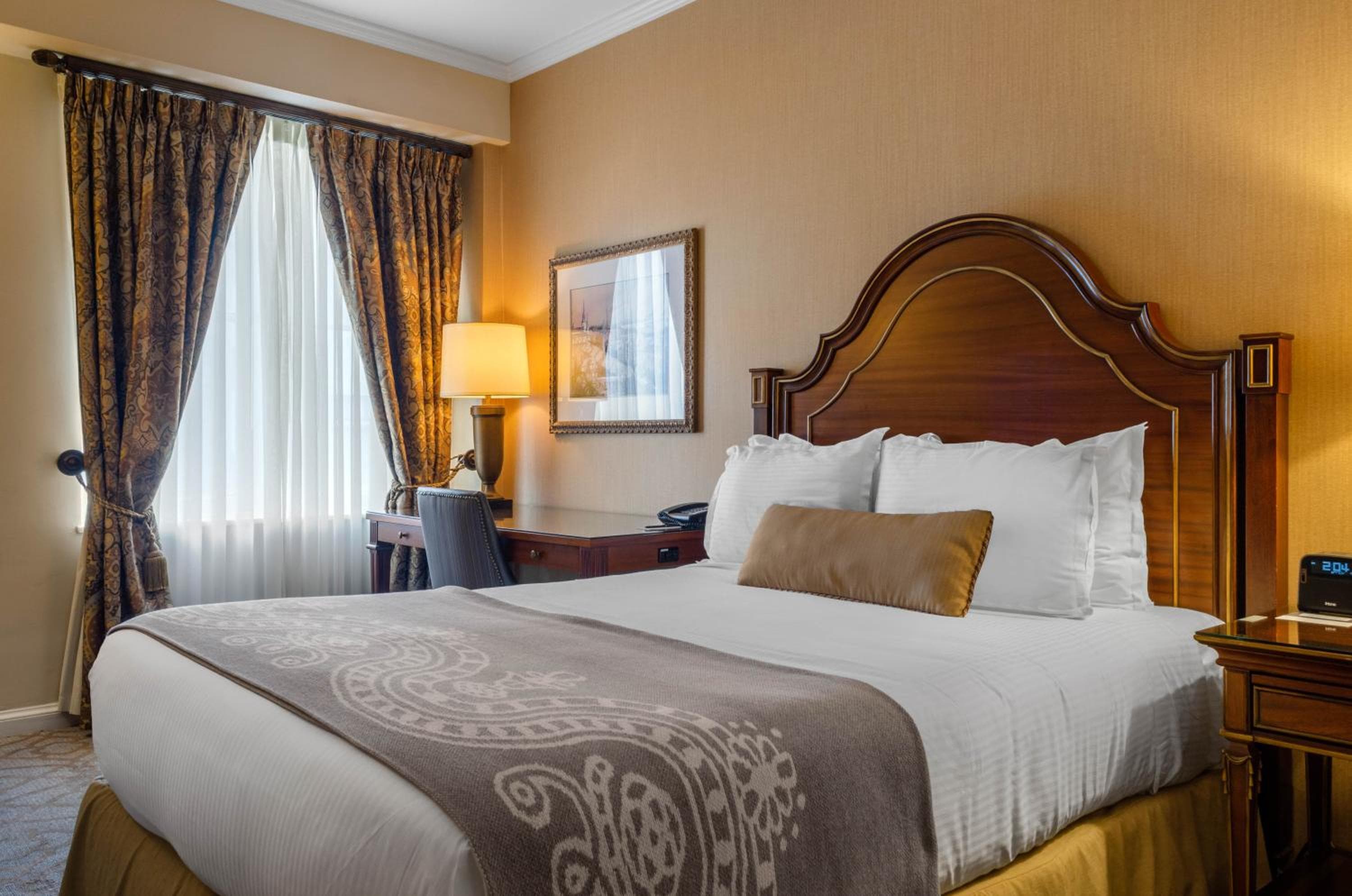 Petite Room 1 Queen Bed room photo