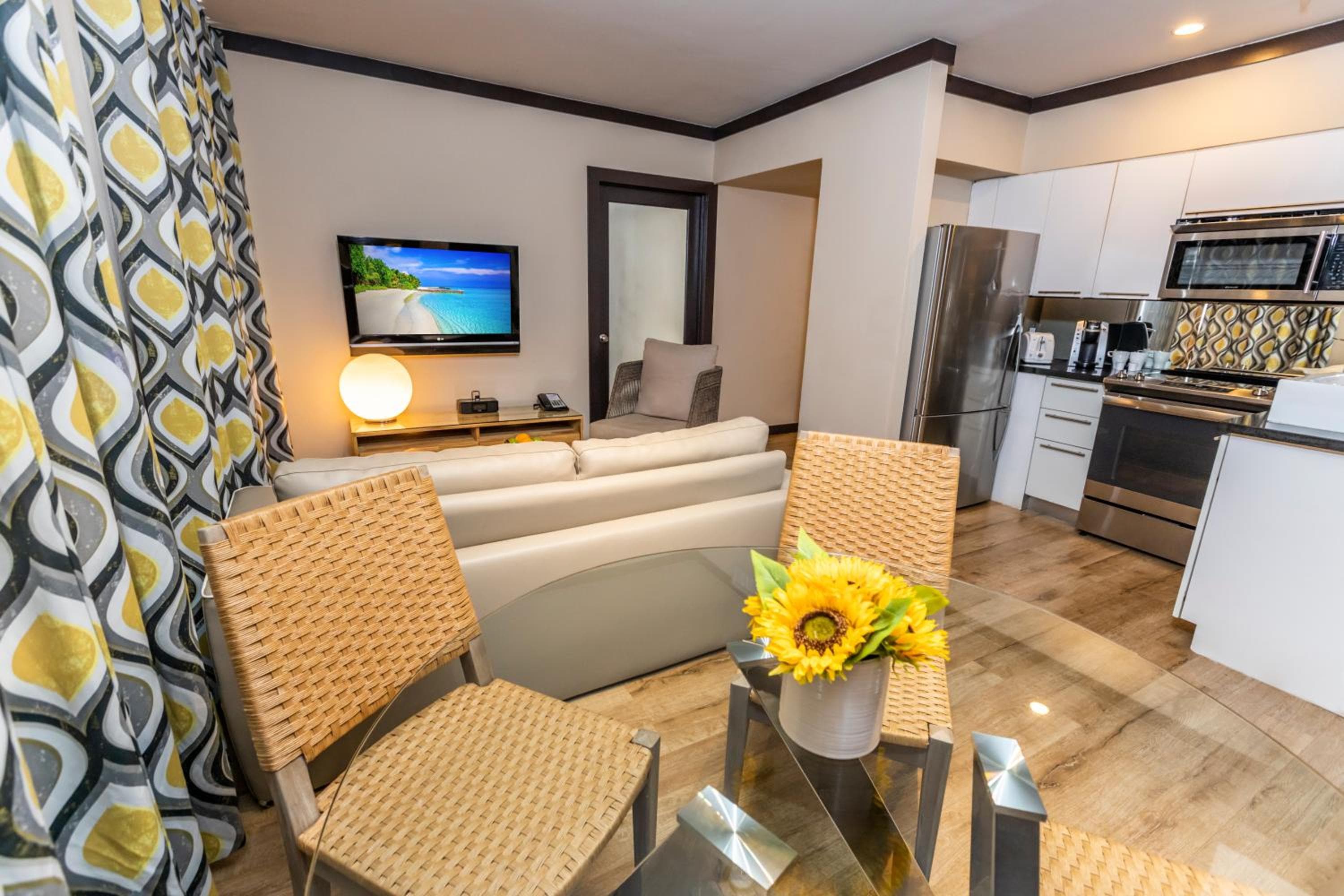 Deluxe One Bedroom King Suite room photo
