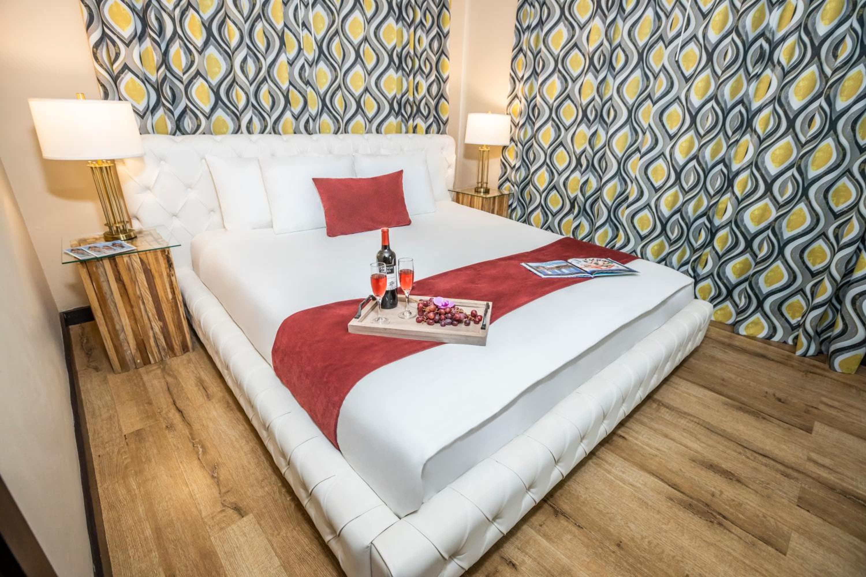 Deluxe One Bedroom King Suite room photo
