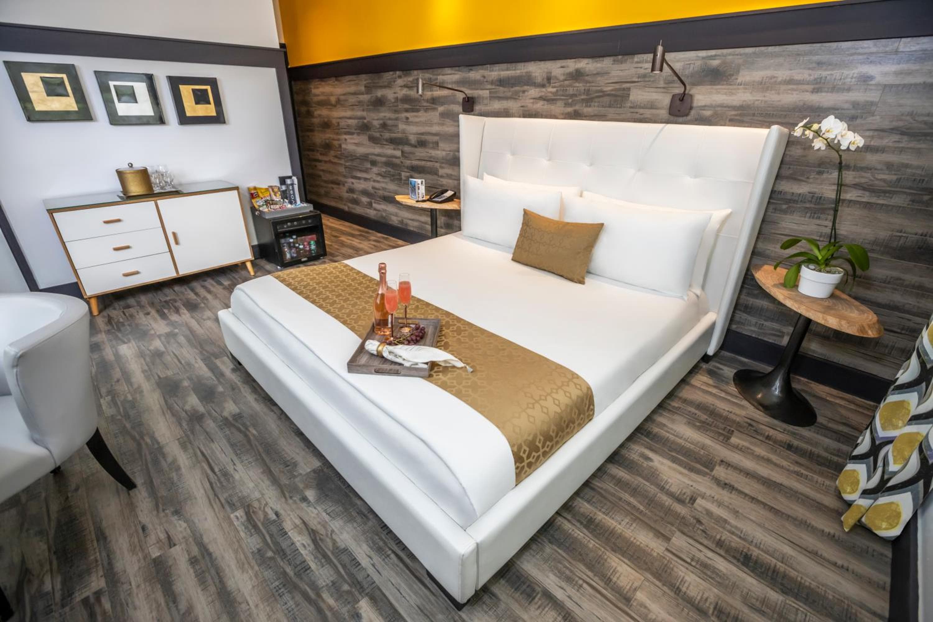 Accessible Queen Bedroom room photo
