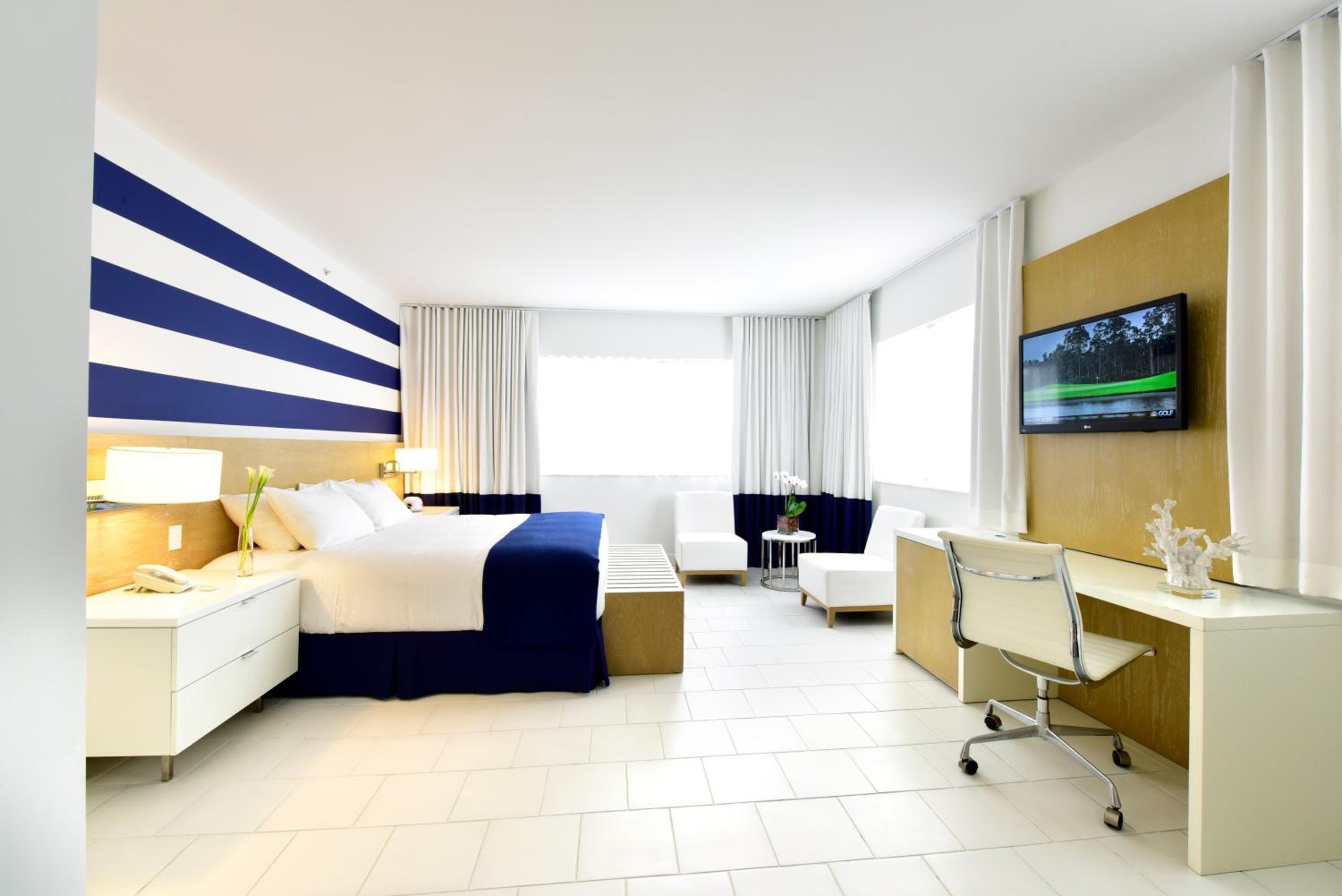 Superior King Pool View room photo