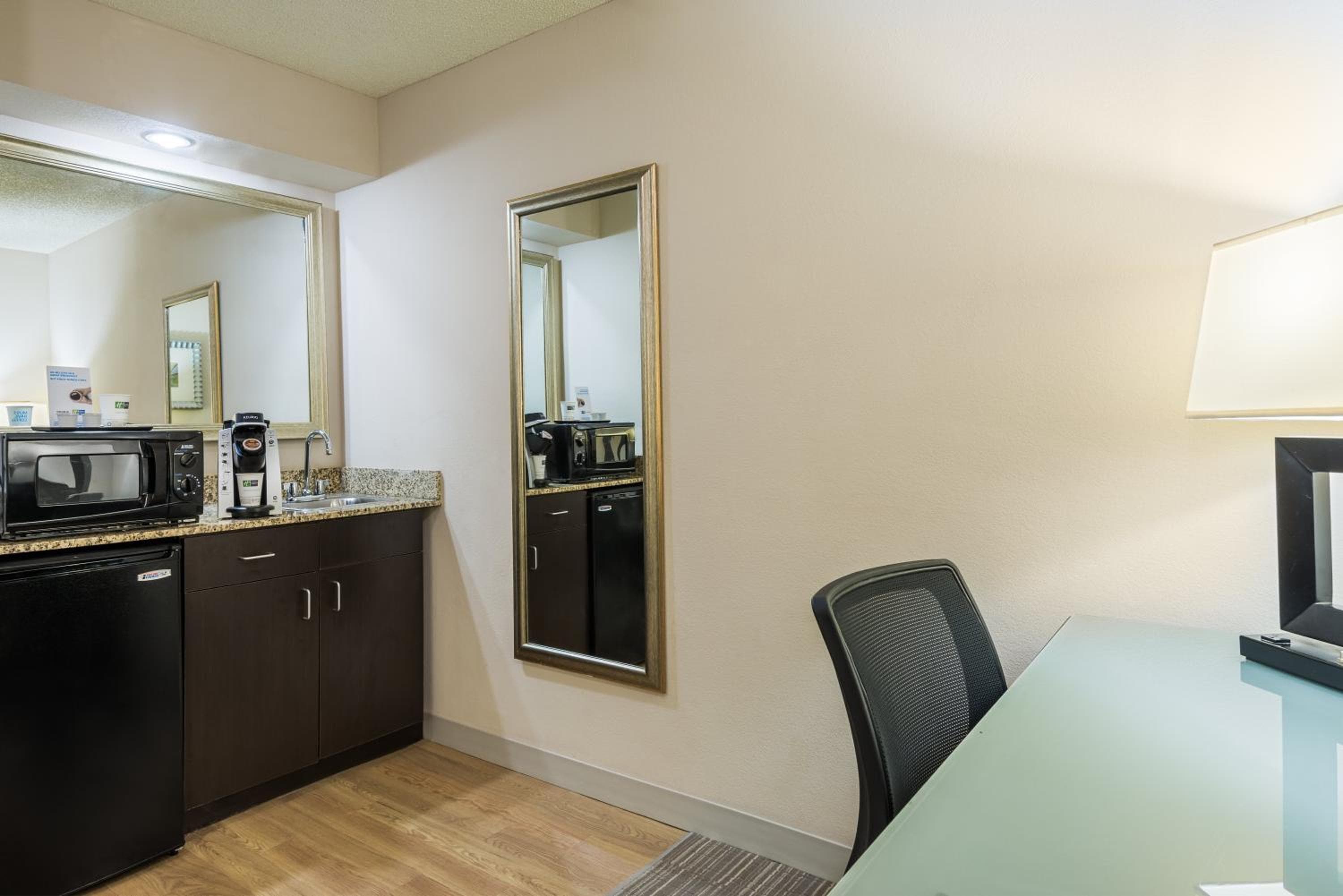 Queen Suite with Sofa Bed room photo