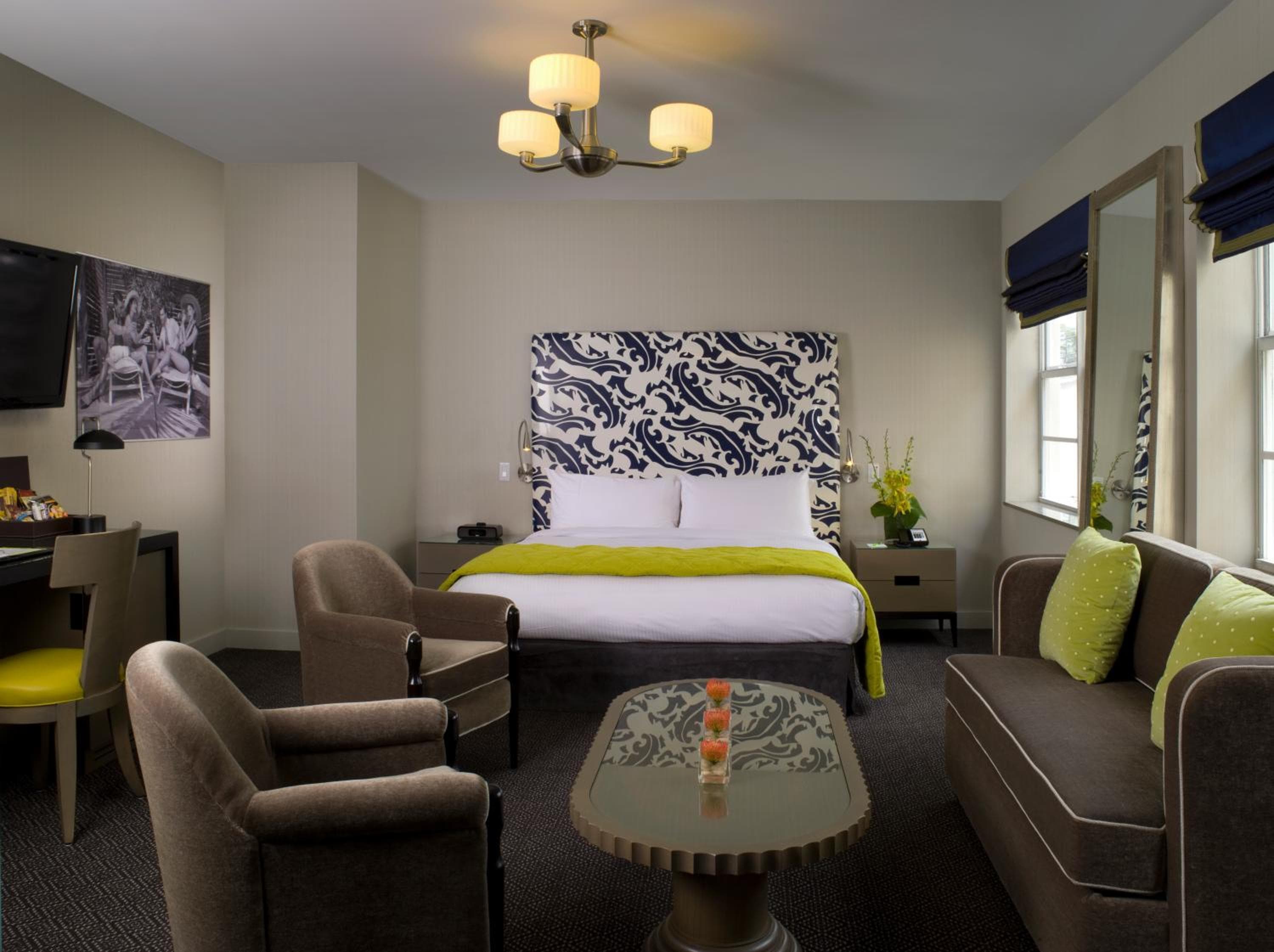 Junior Suite One King Bed with Sofa Bed room photo