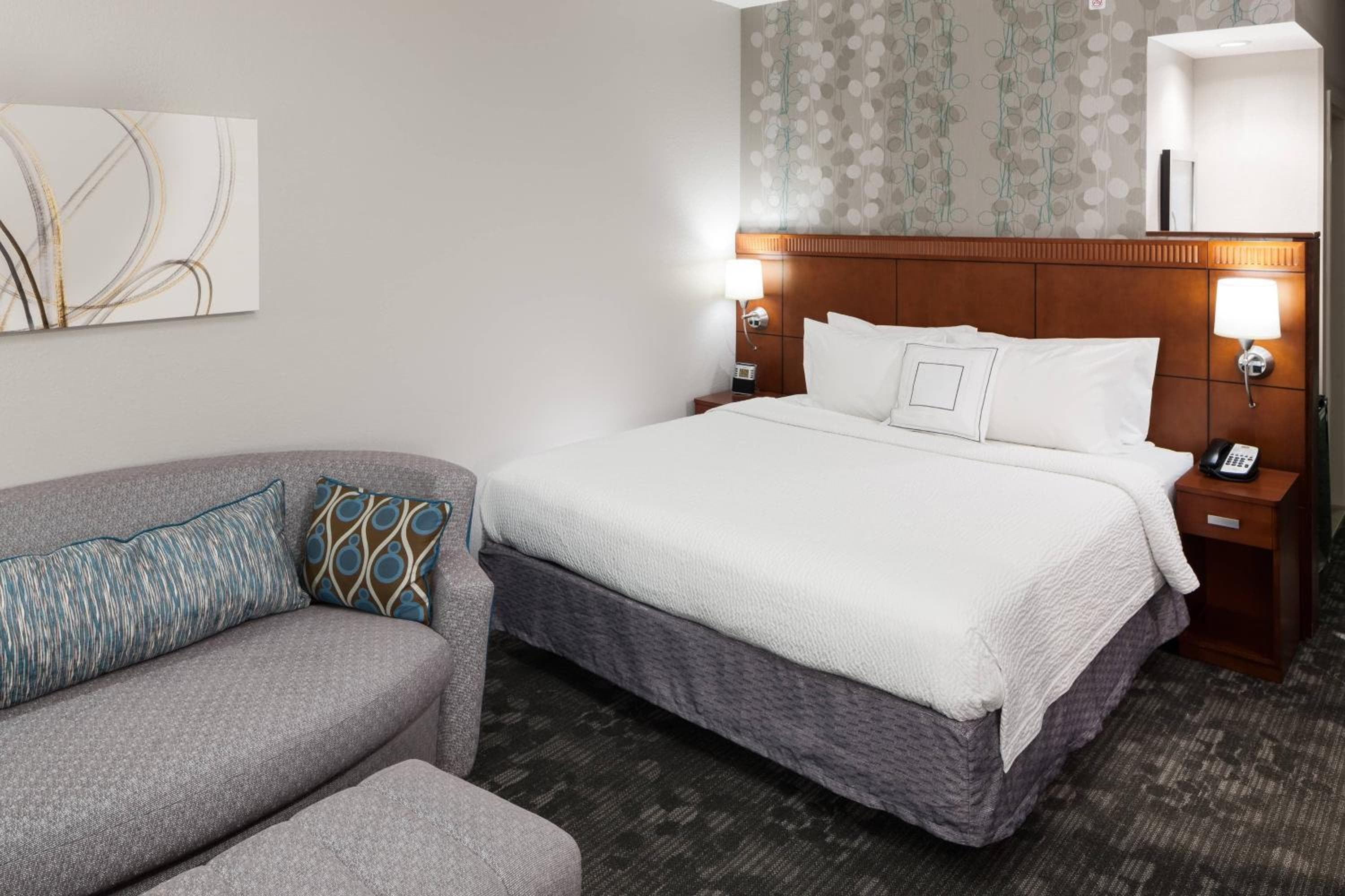 King Room with Sofa Bed - Hearing Accessible room photo