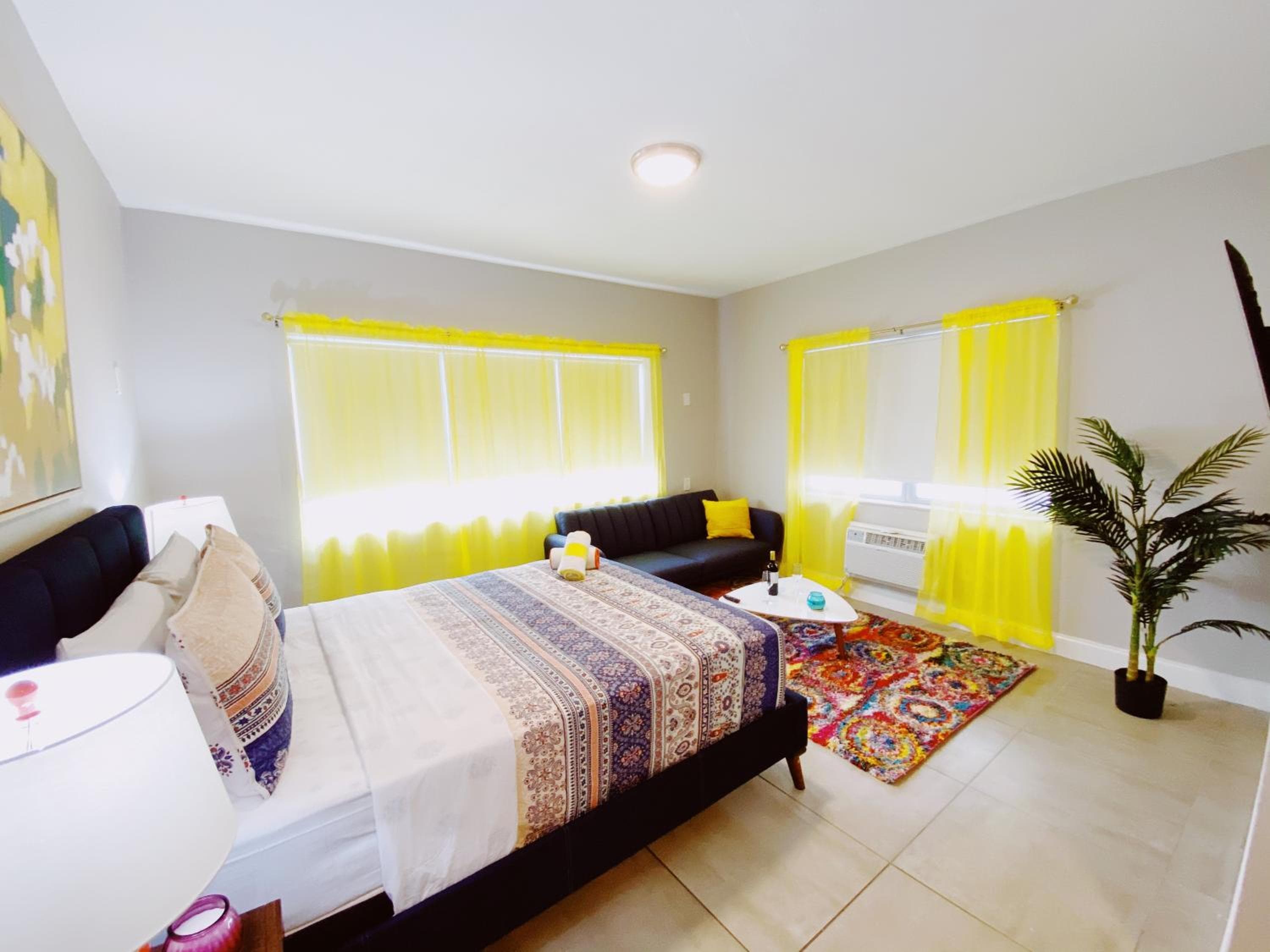 Deluxe Queen Studio with Kitchen and Sofa Bed room photo
