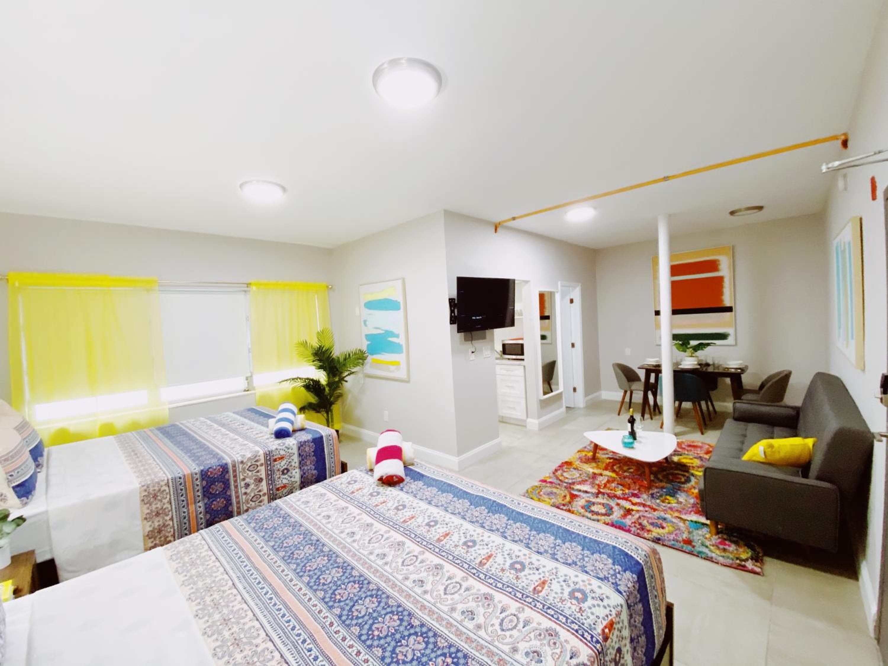 Premium Two Queen Studio with Kitchen and Sofa Bed room photo
