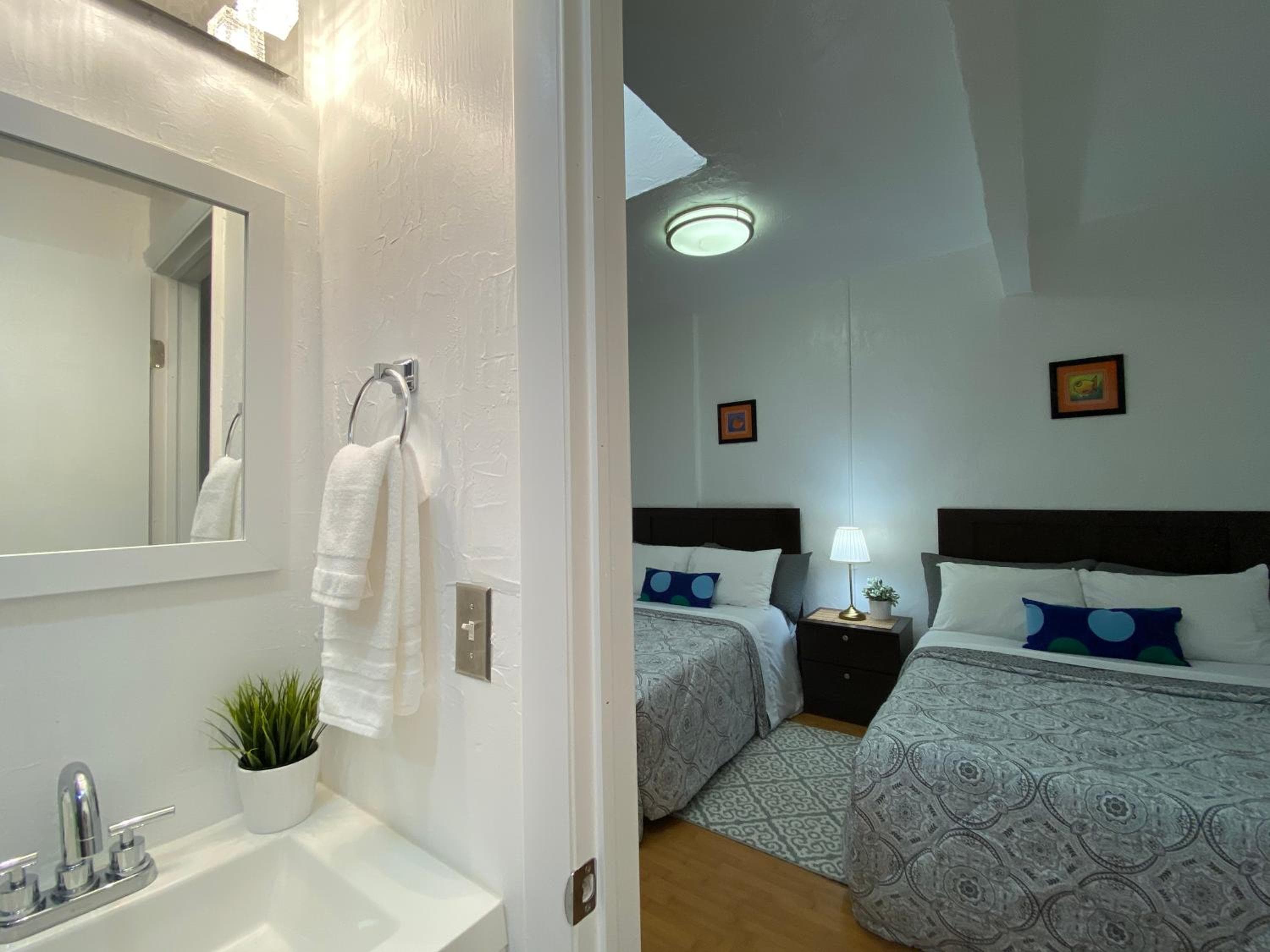 Private Double Queen Room and Bathroom room photo