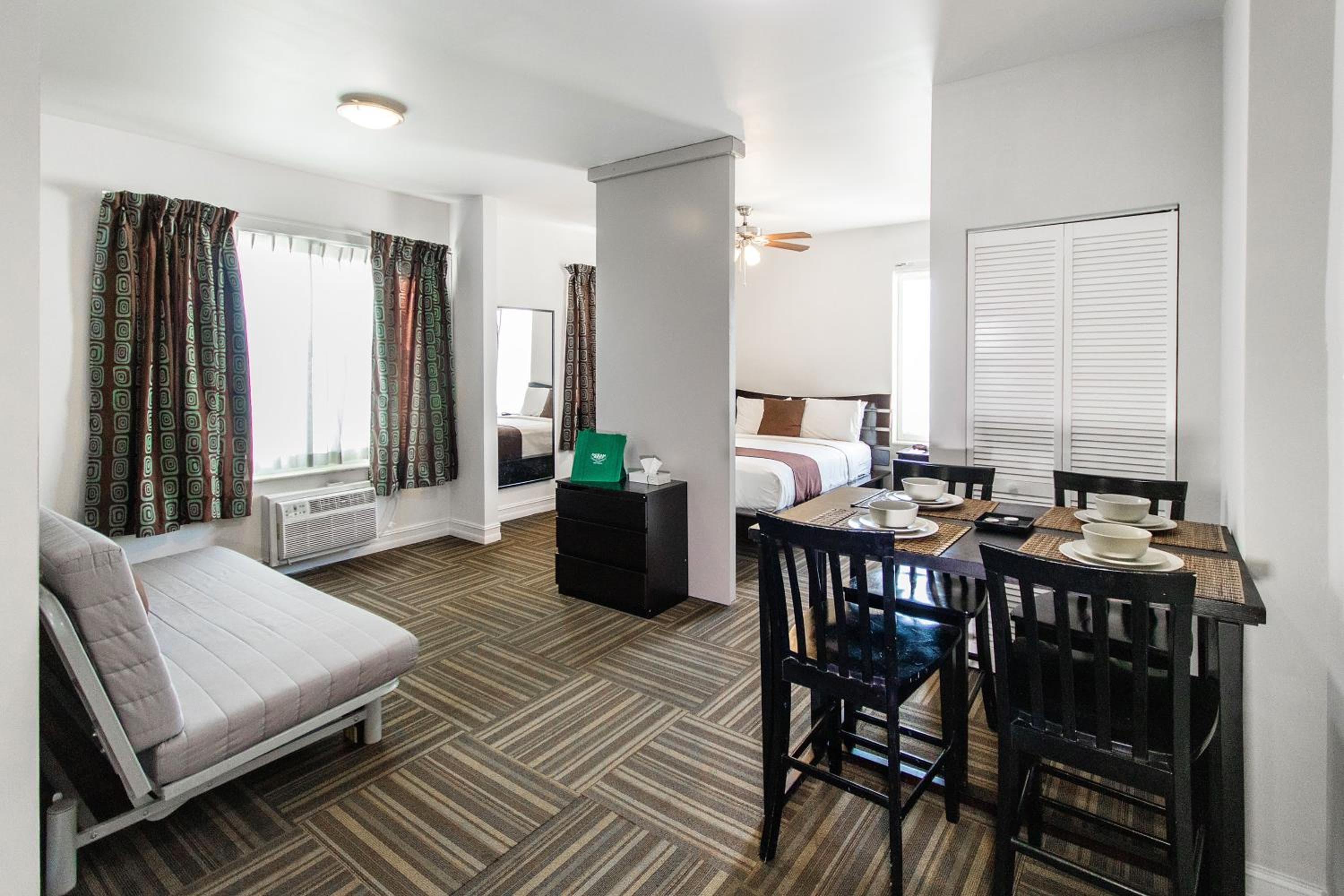 Queen Suite with Sofa Bed room photo