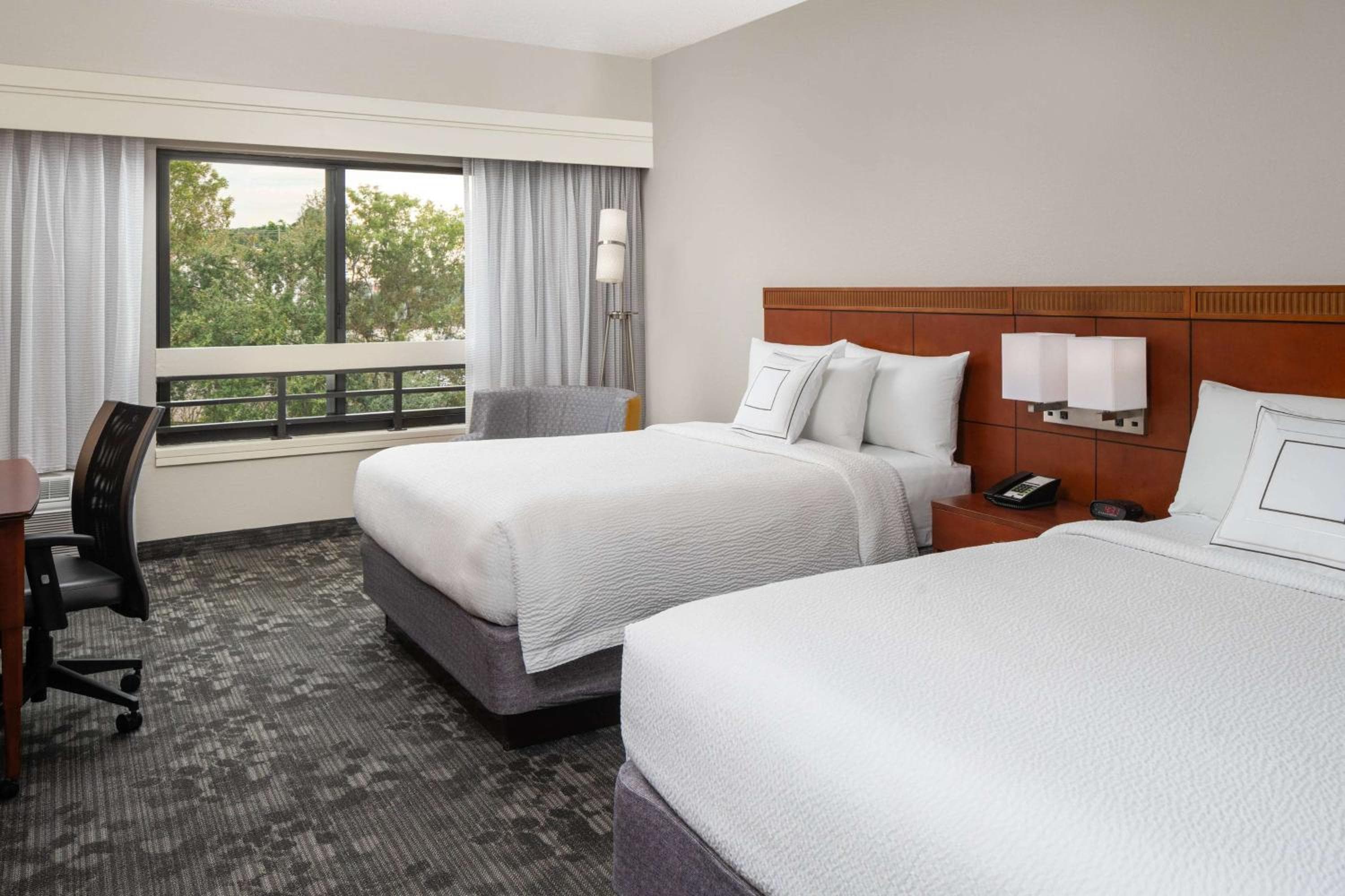 Hearing Accessible Deluxe Two Queens room photo