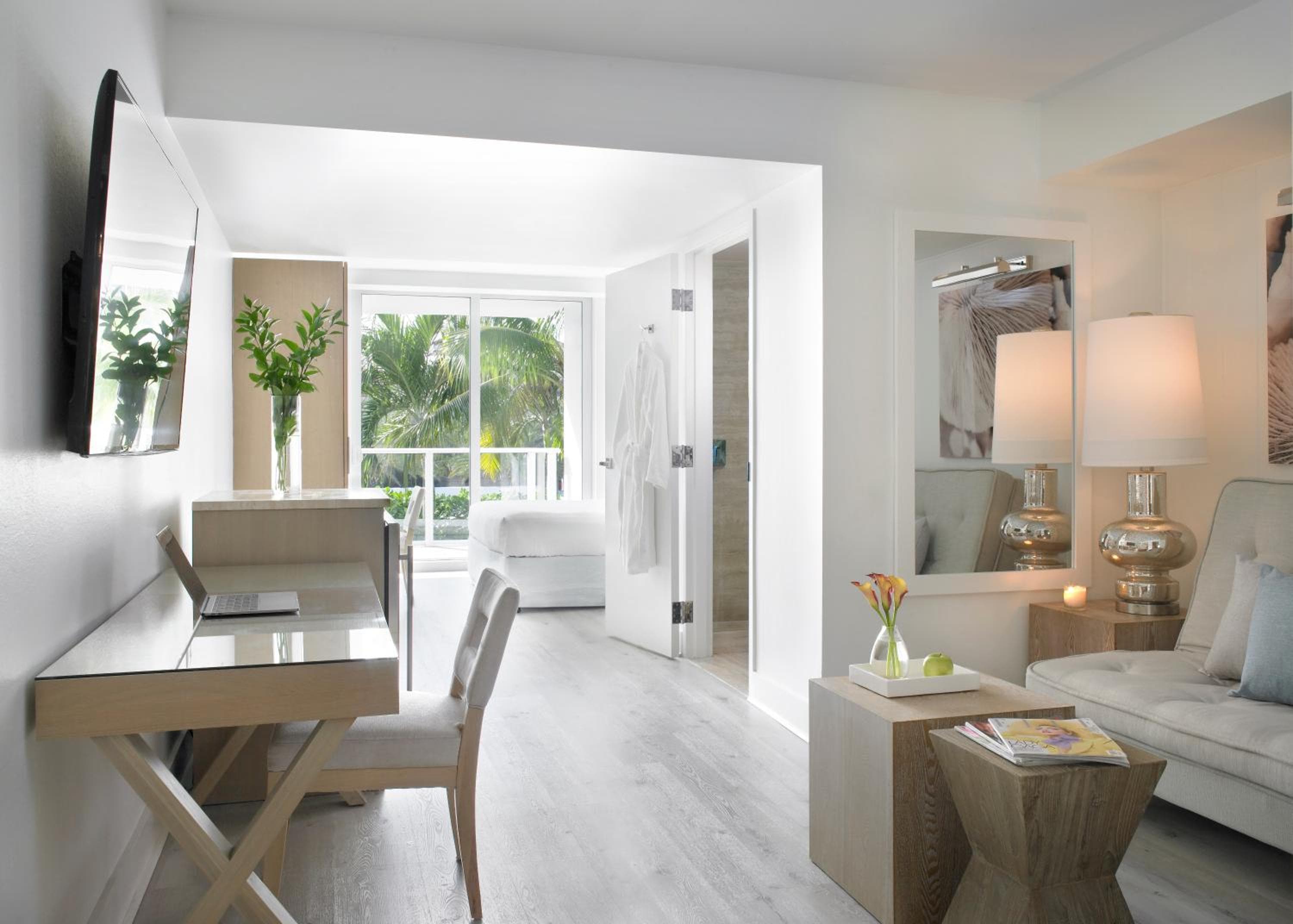 King Suite with Pool View room photo