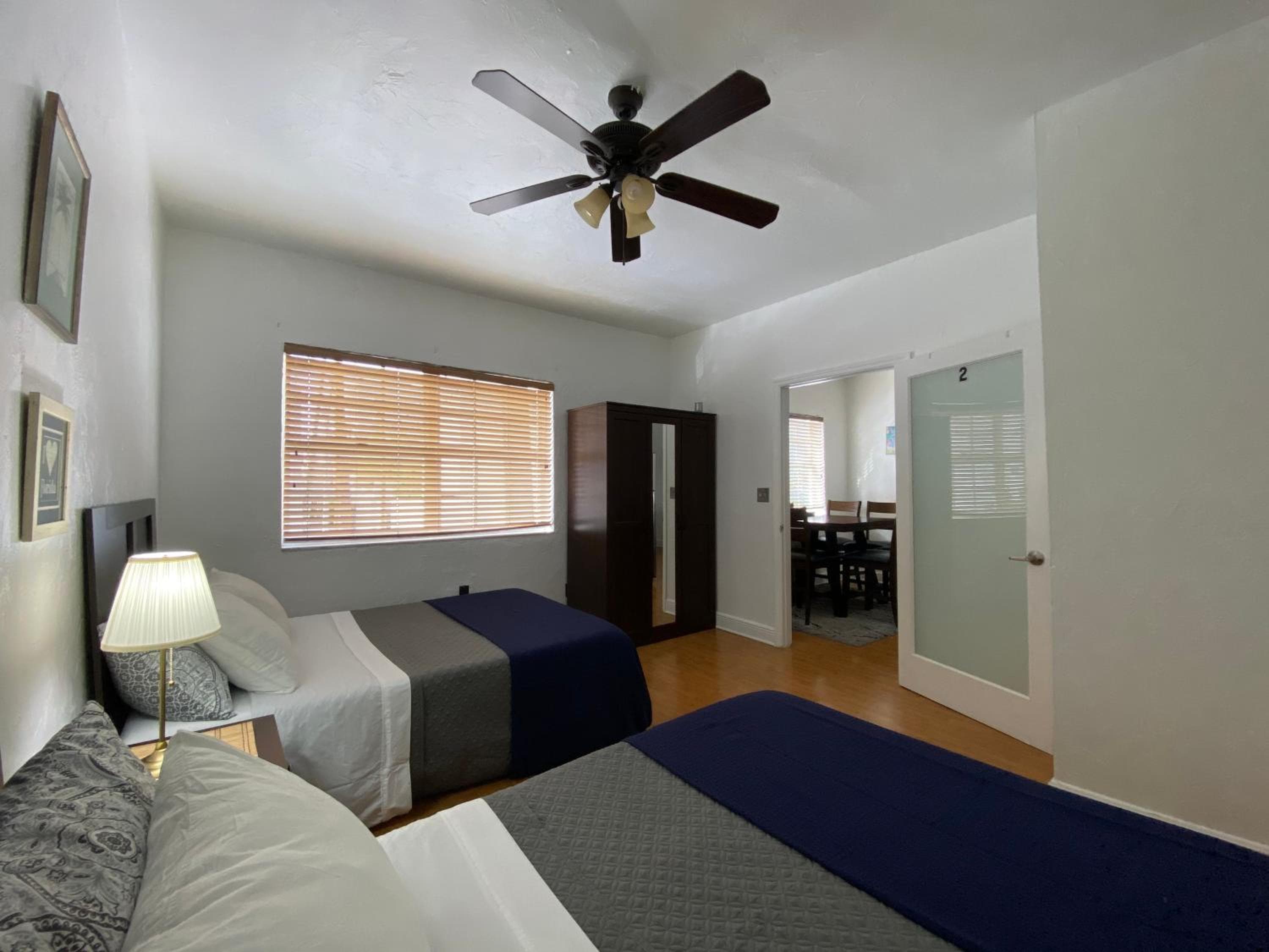 Private Standard Double Queen Room and Bathroom room photo
