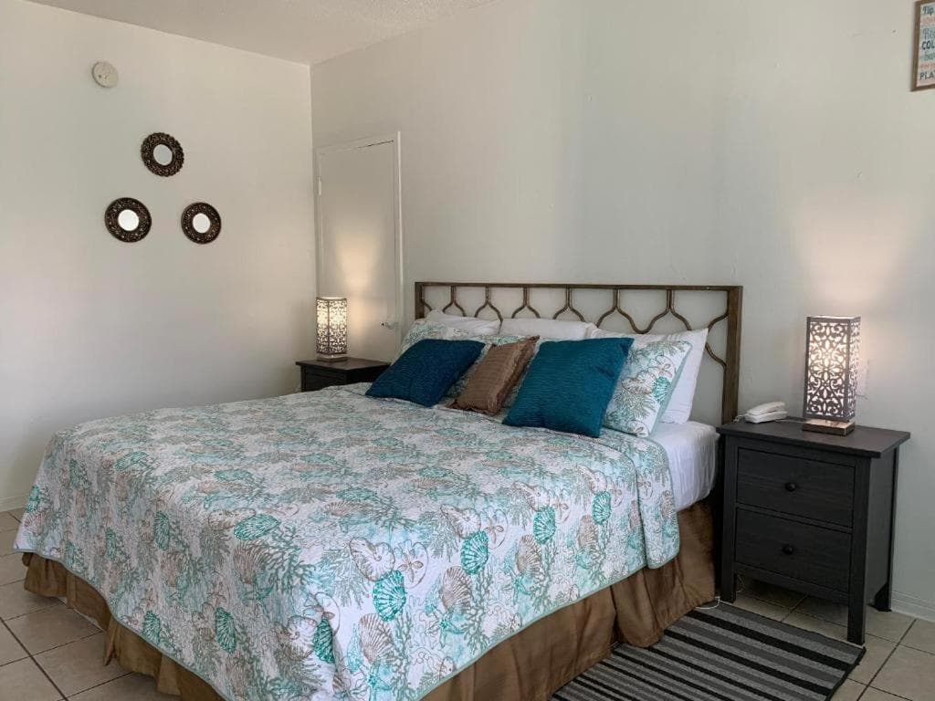 King Room with Pool View room photo
