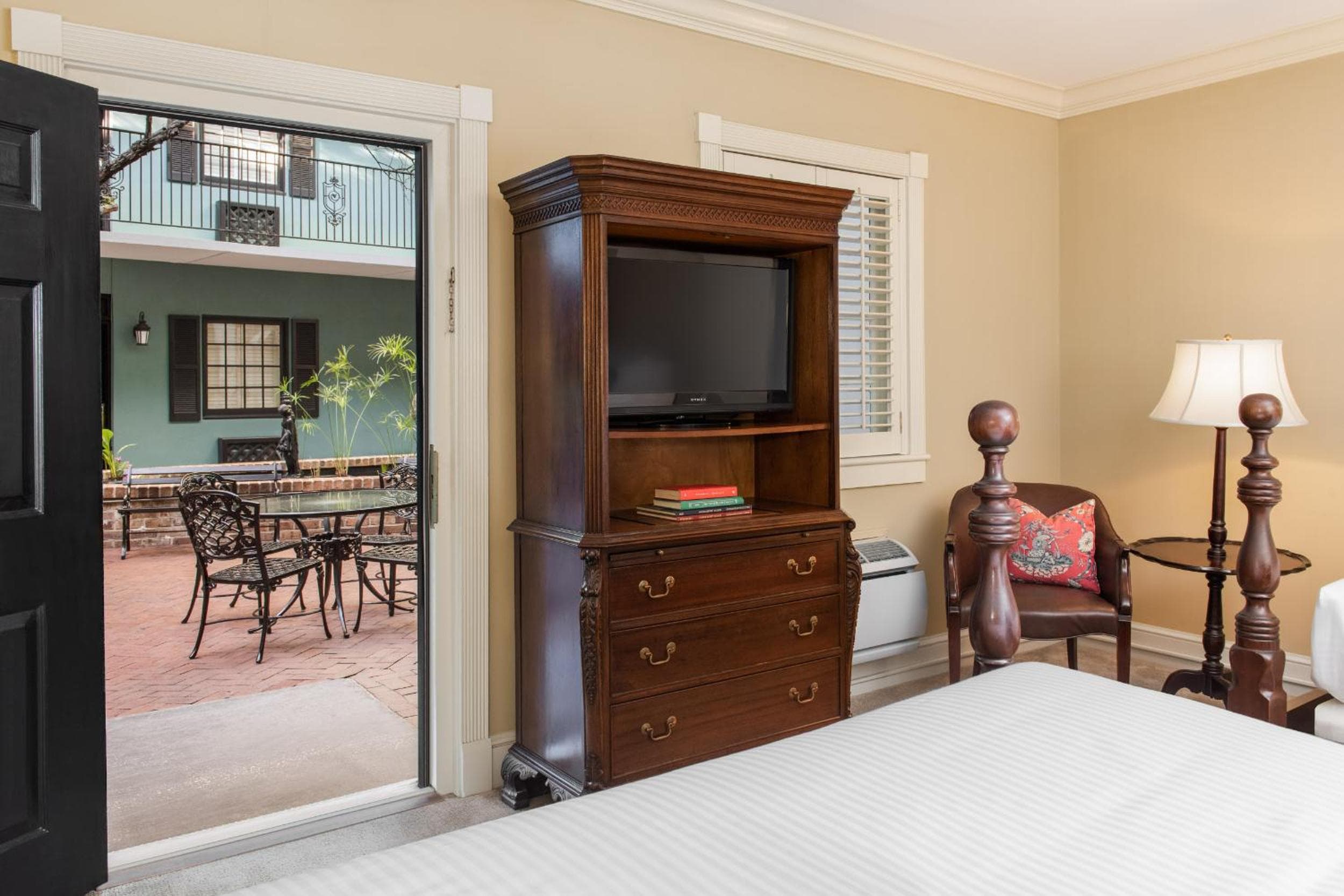 Traditional Queen Atrium View room photo