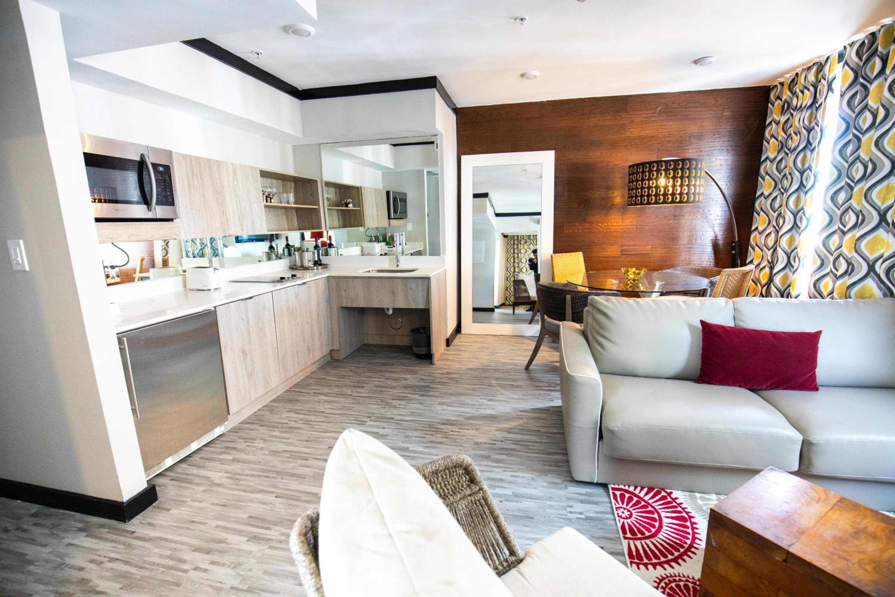 Accessible Deluxe One Bedroom Queen Suite room photo