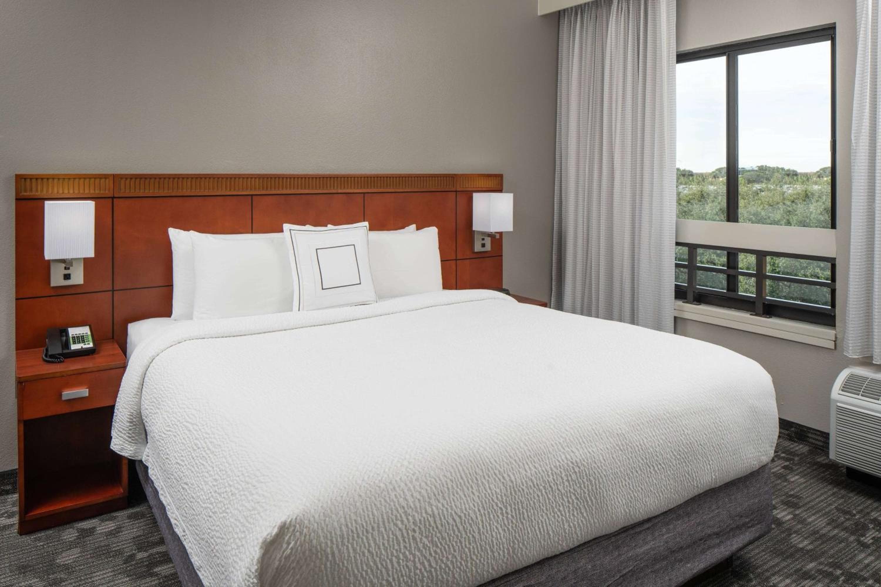 Mobility Accessible One-Bedroom King Suite with Tub - Balcony Pool View room photo