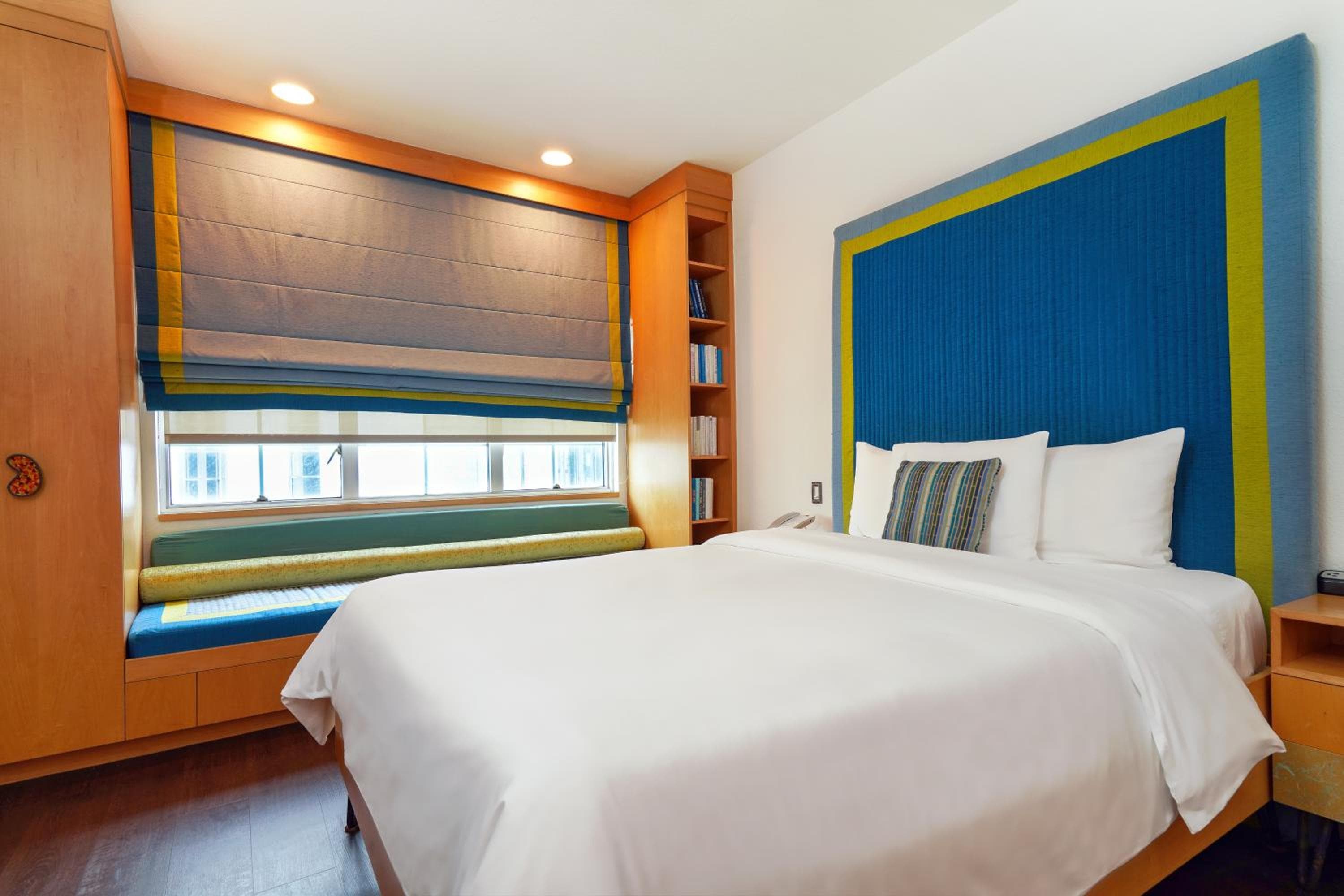 Collins Deluxe room photo