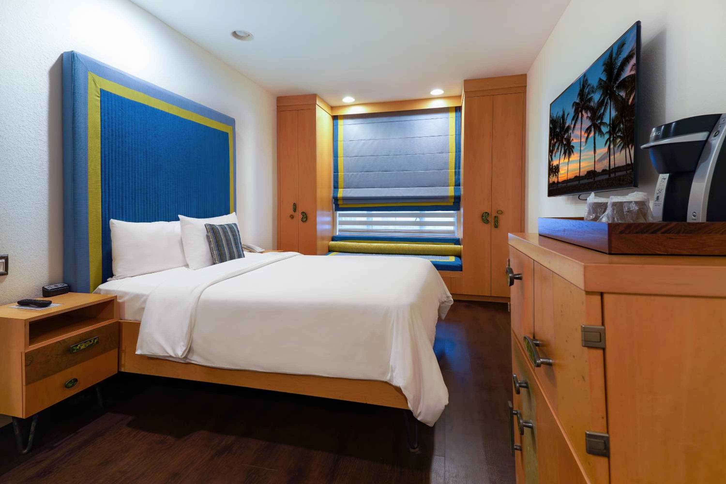 Collins Standard room photo