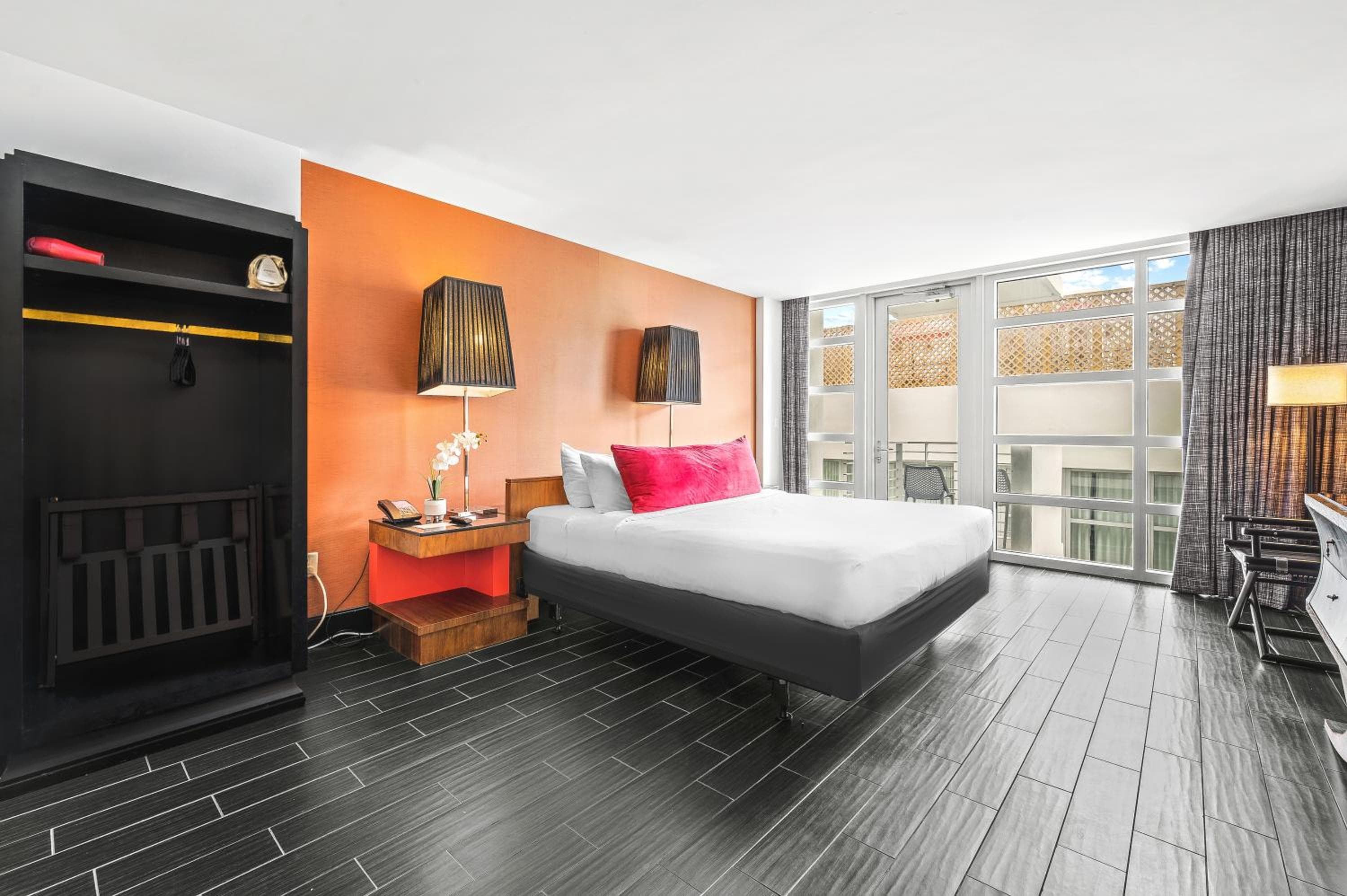 Deluxe King Room with Balcony room photo