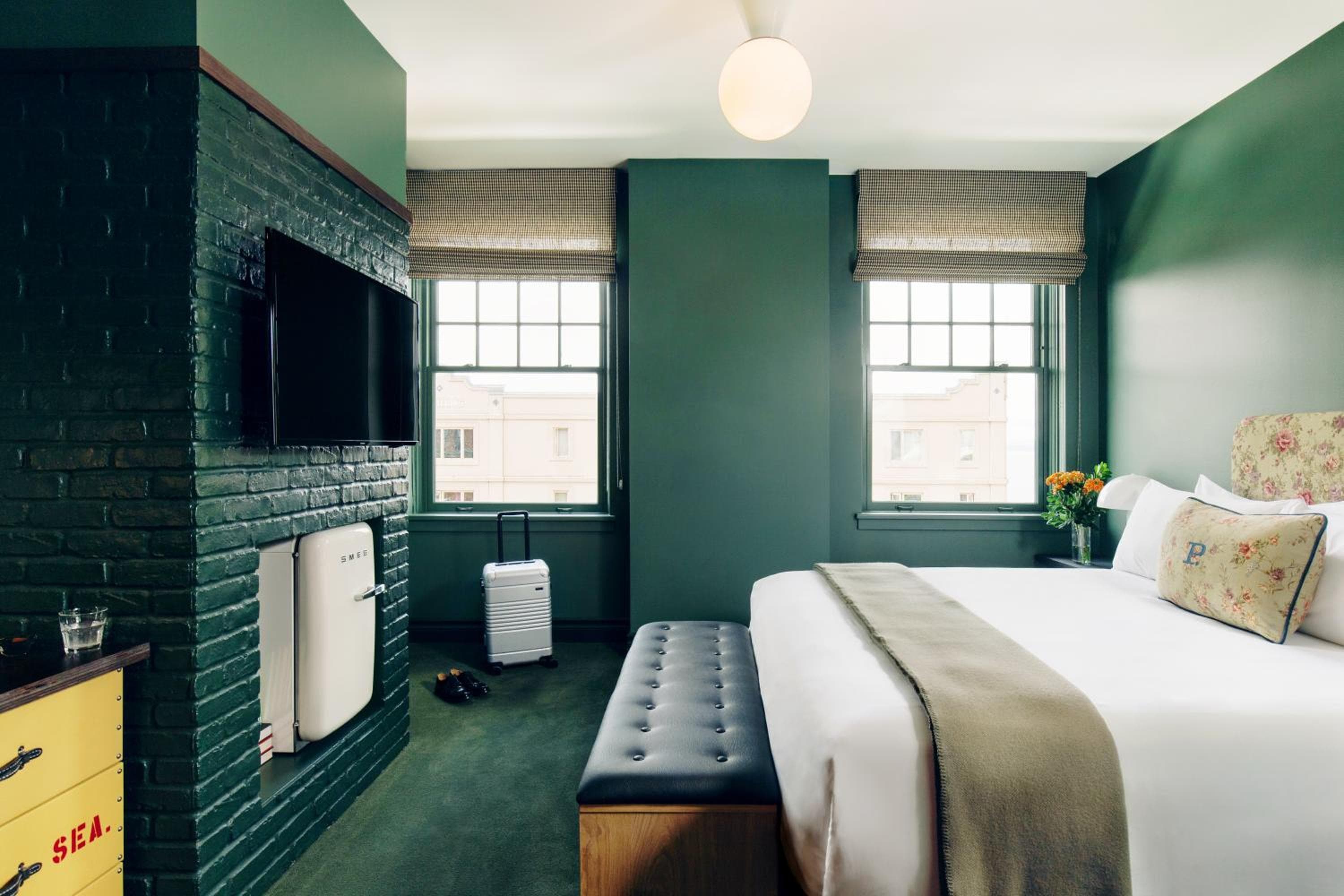 Deluxe Queen Room room photo