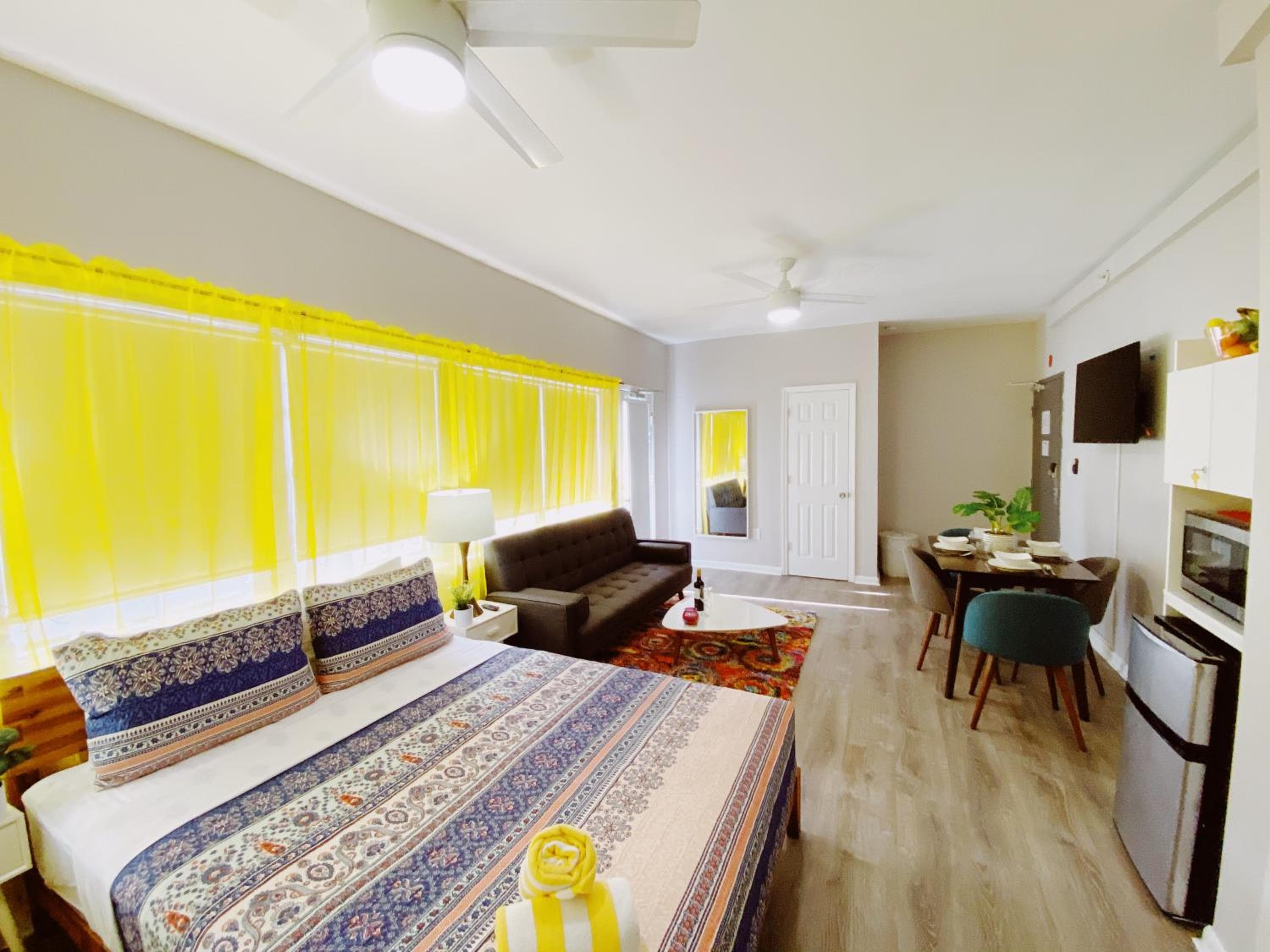 Premium Two Queen Studio with Balcony and Sofa Bed room photo