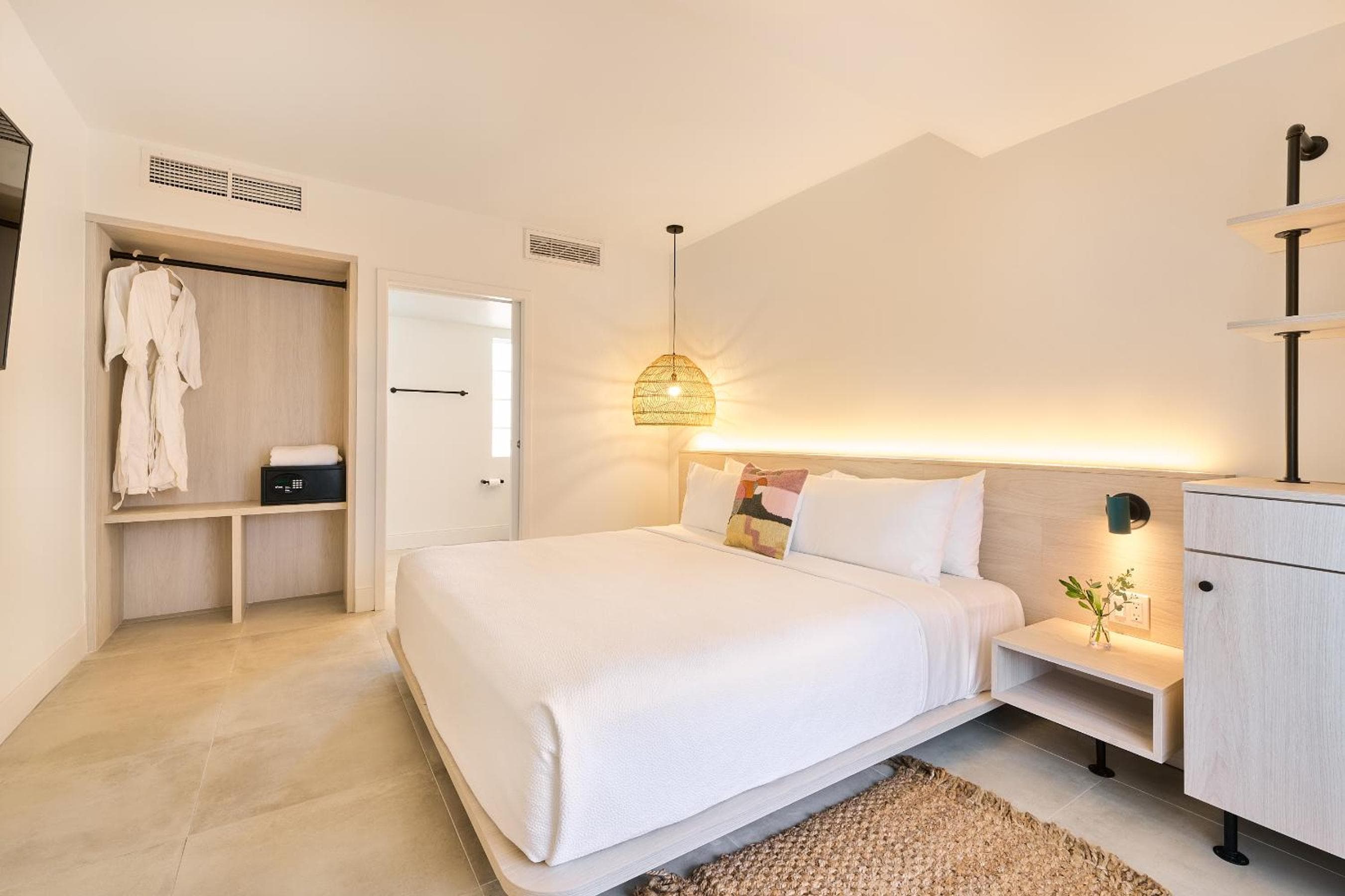 Courtyard King room photo