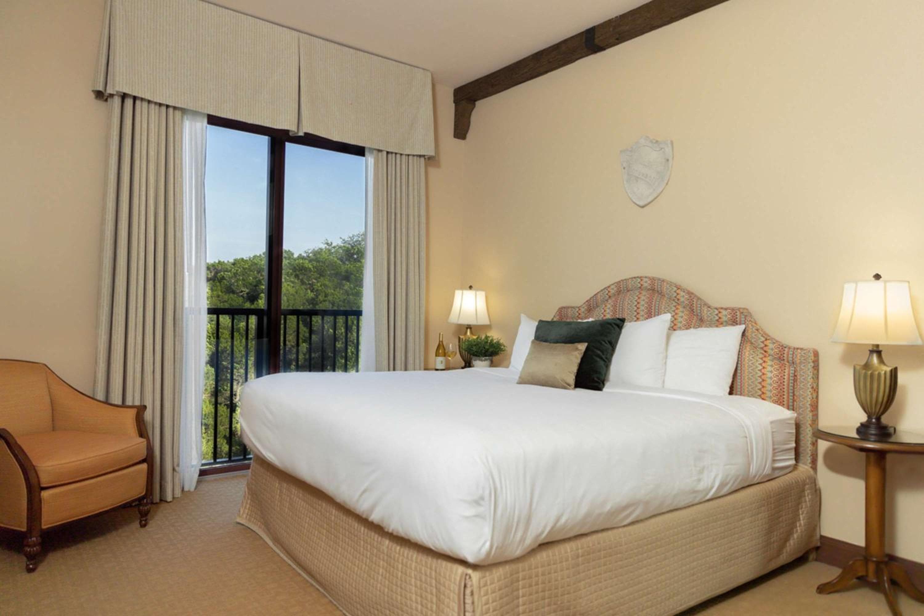 Deluxe King room photo