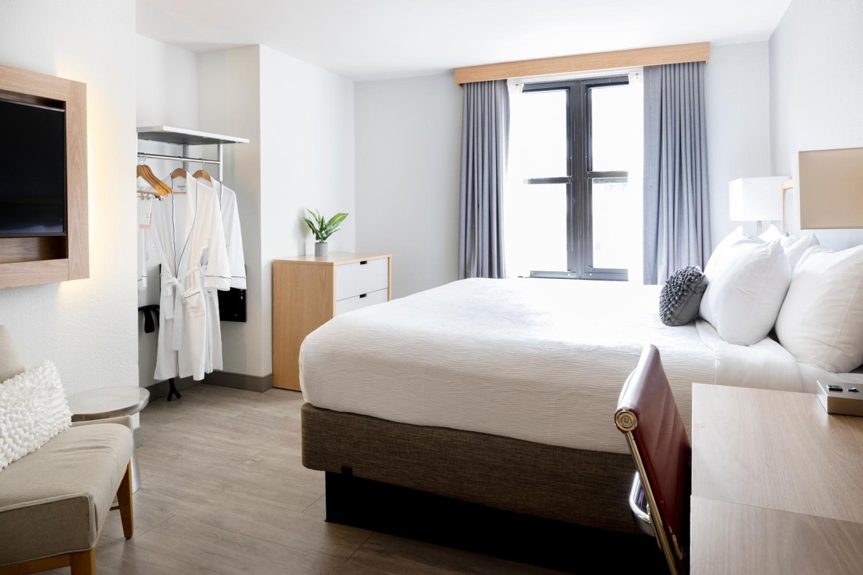 Superior King Room room photo