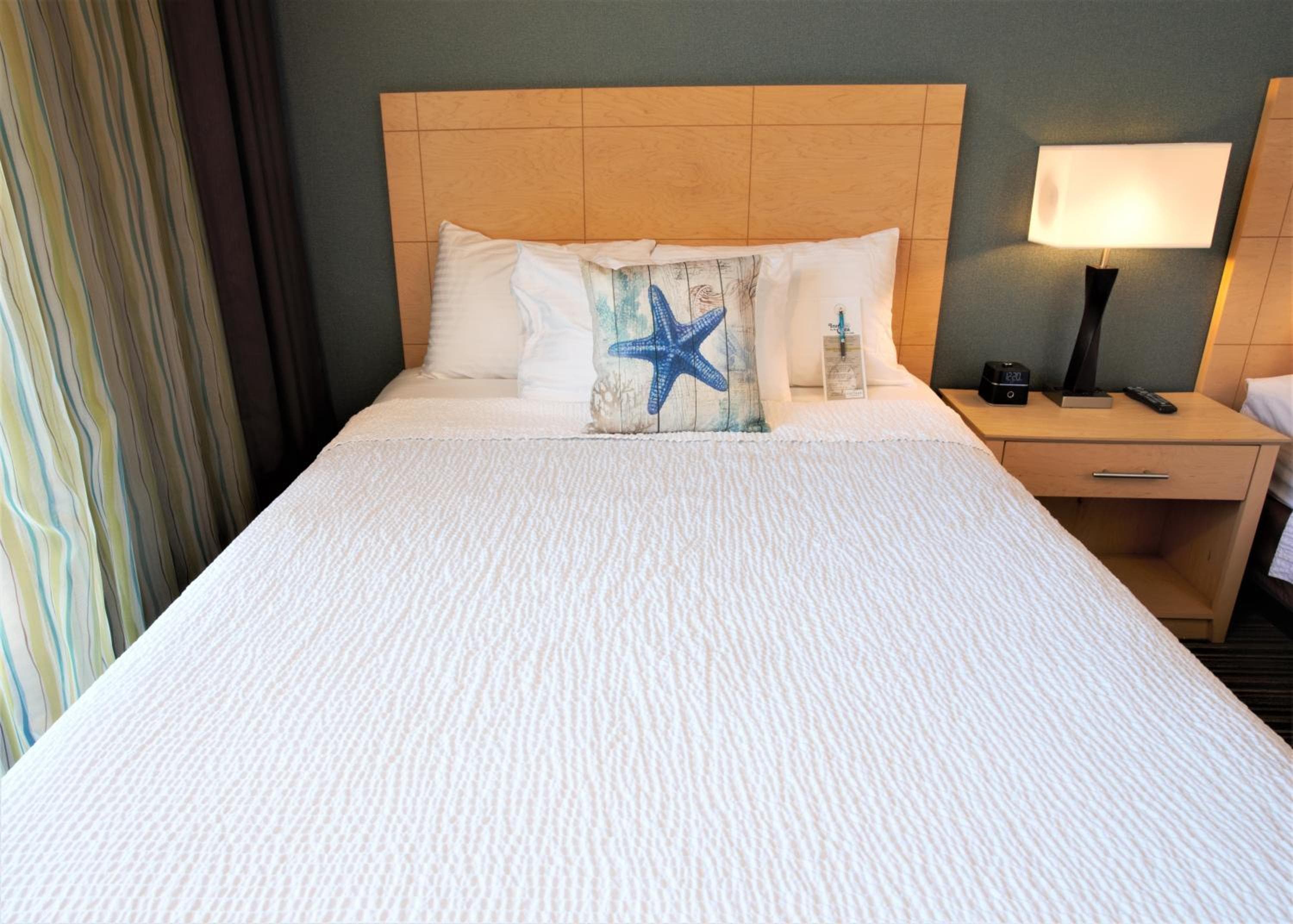 1 Queen Bed Pool View No Balcony room photo