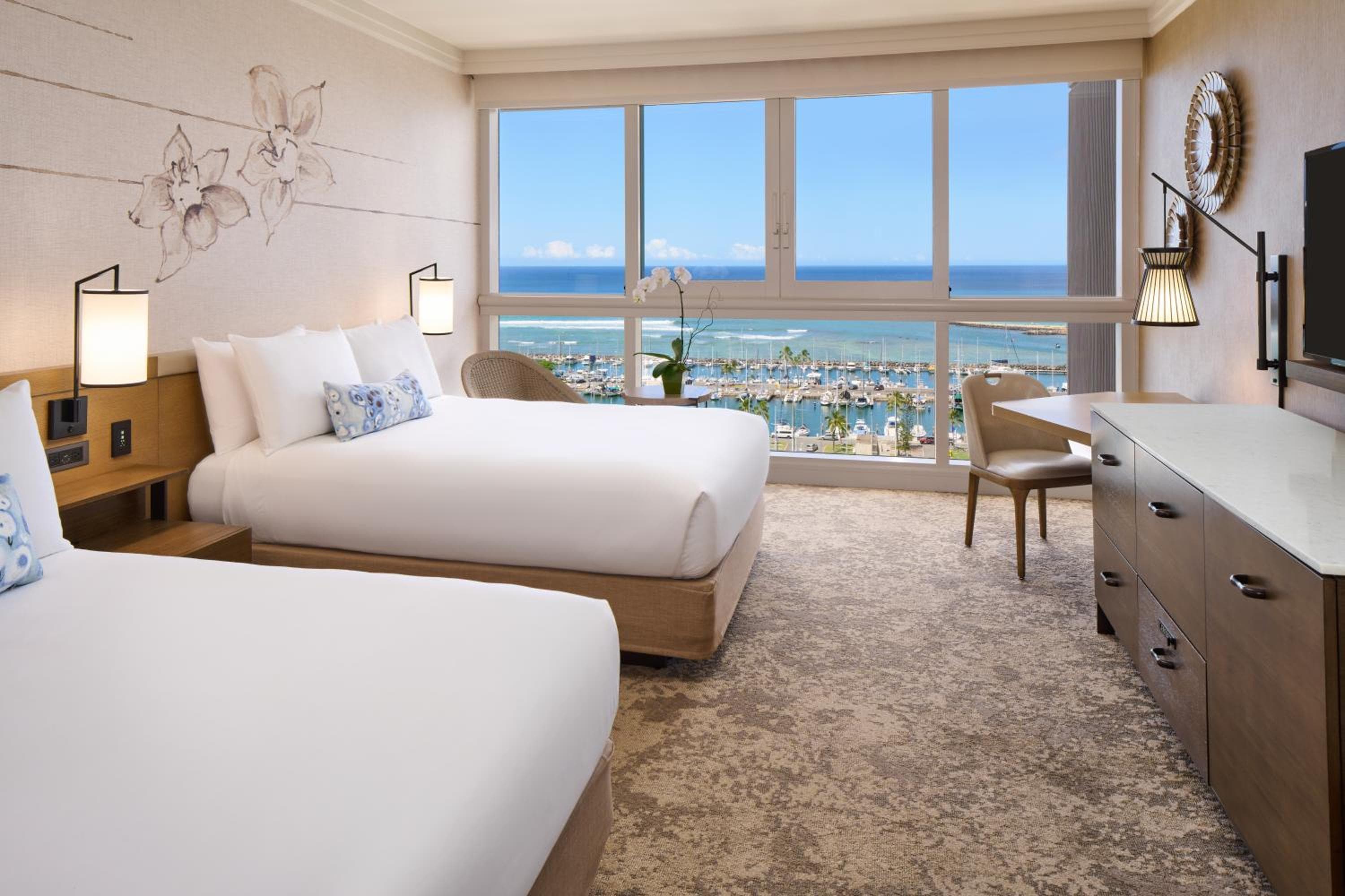 Oceanfront Harbor - 2 Queens room photo