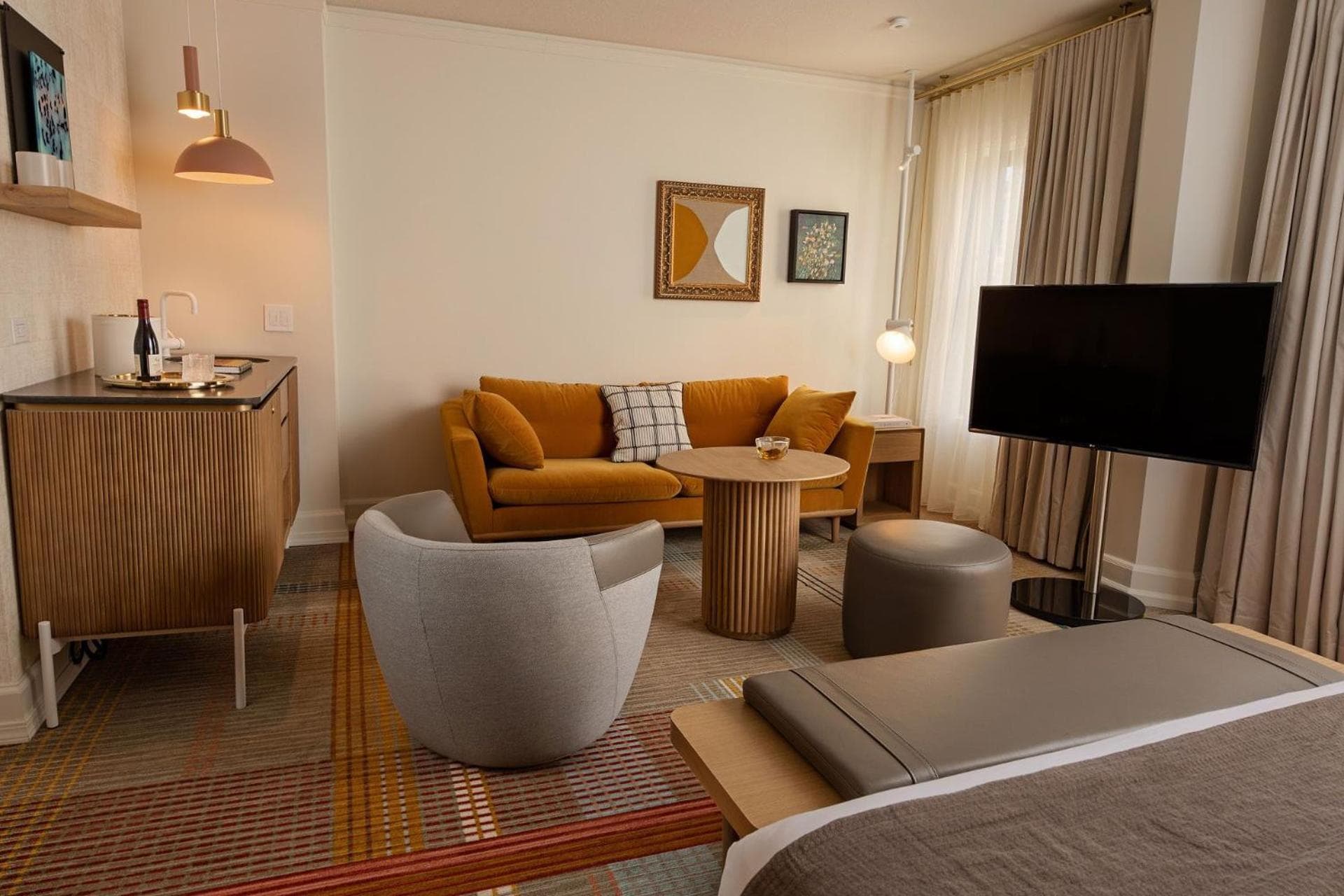 Deluxe King Room with City View room photo