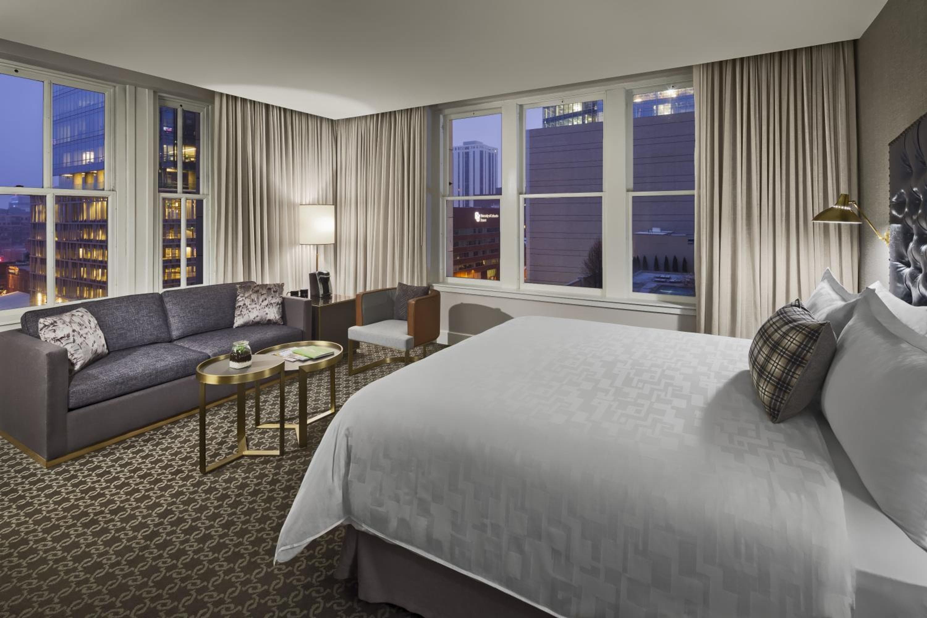 Deluxe King Suite room photo