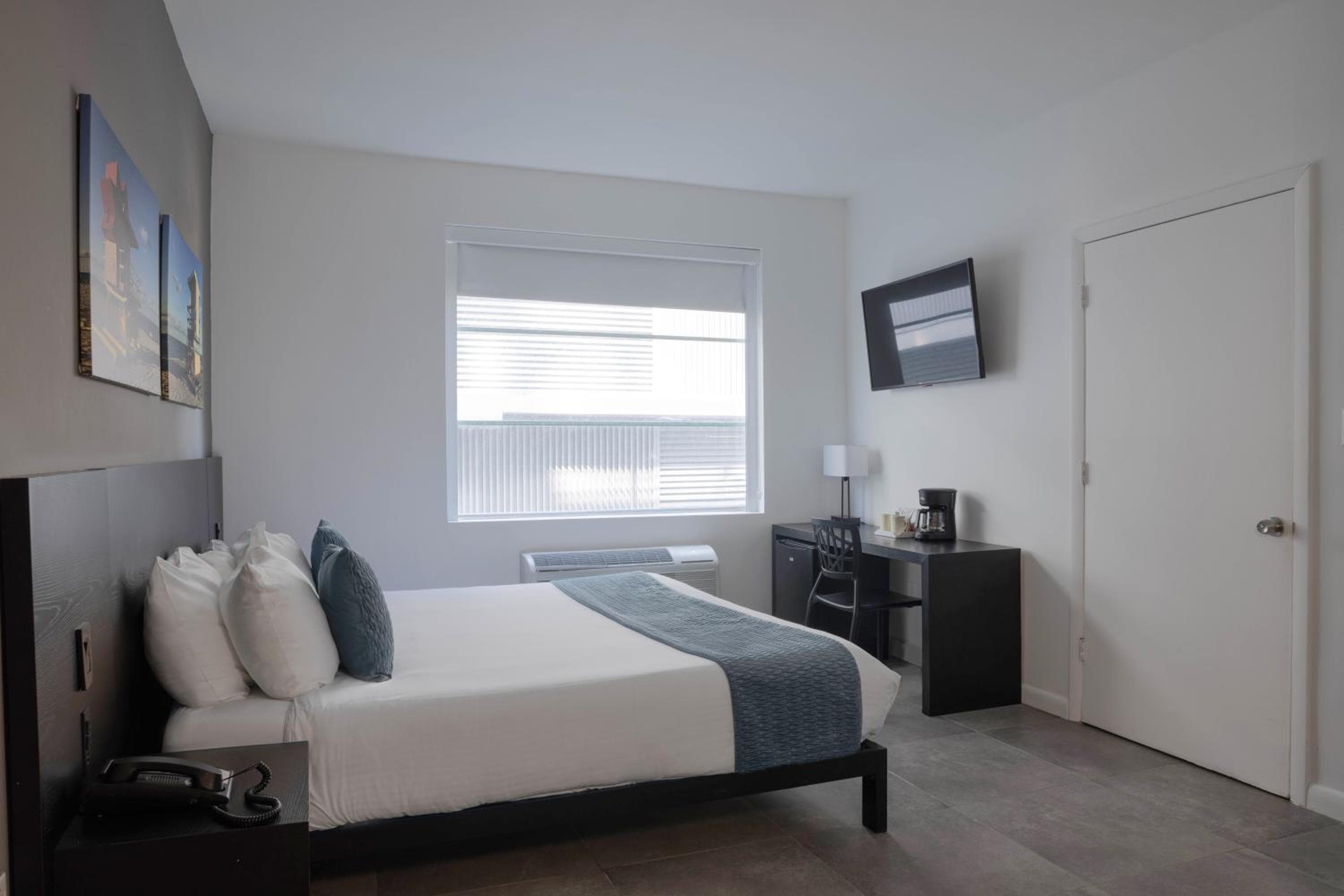 1 King Bed, Mobility/Hearing Accessible Room, Roll-In Shower, Non-Smoking room photo