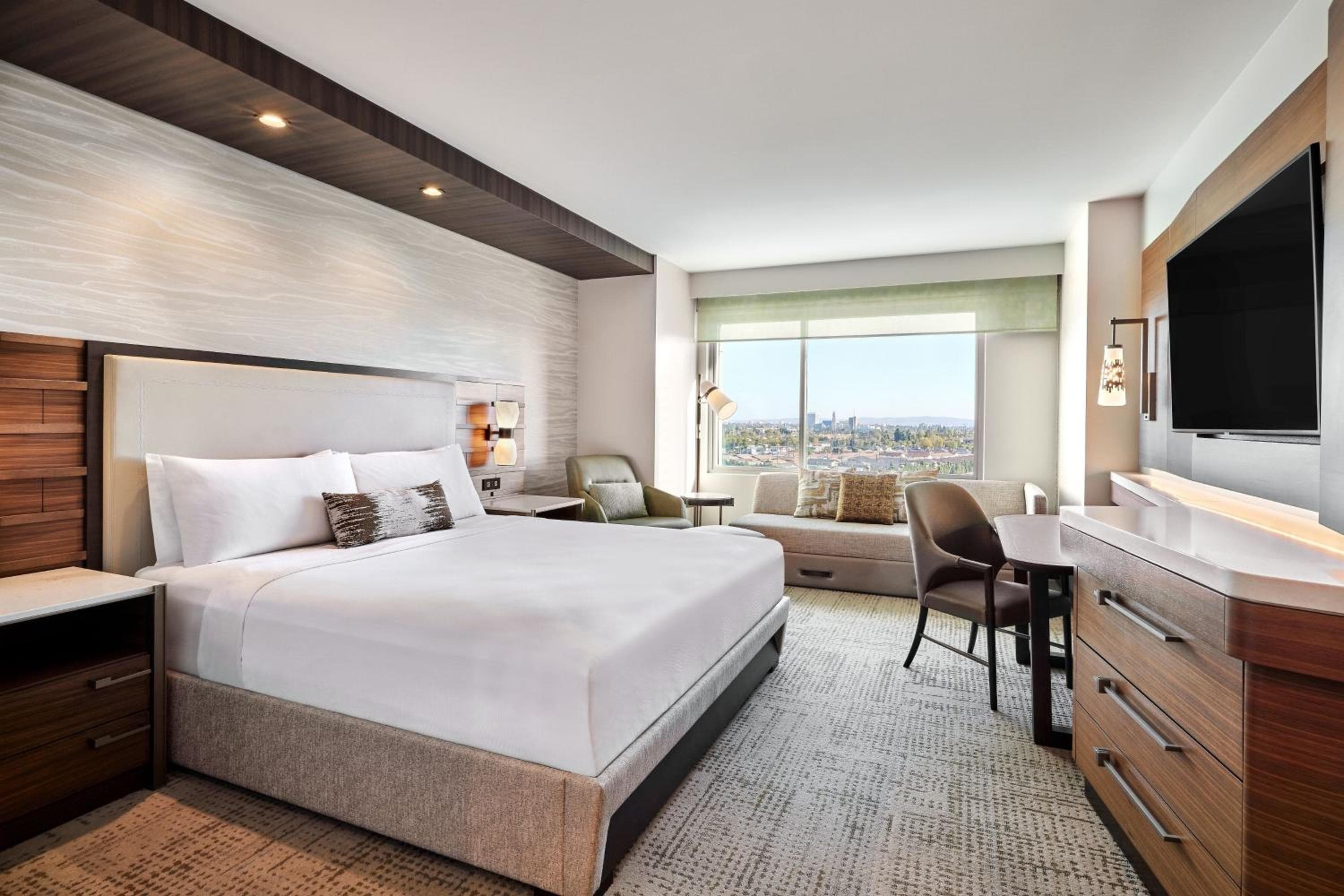 Deluxe King Room with City View room photo