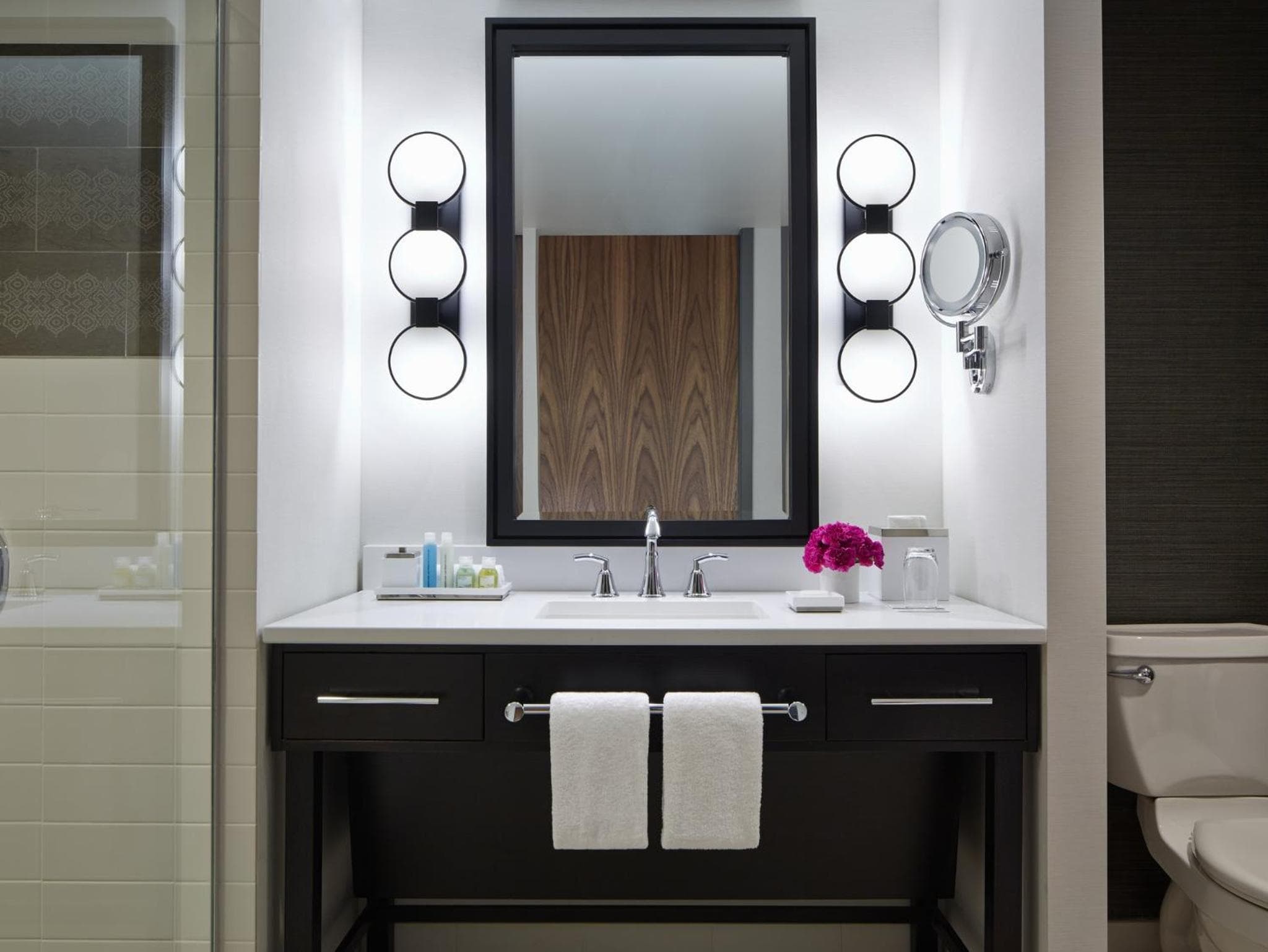 Premium King Mobility/Hearing Accessible Roll-in Shower room photo