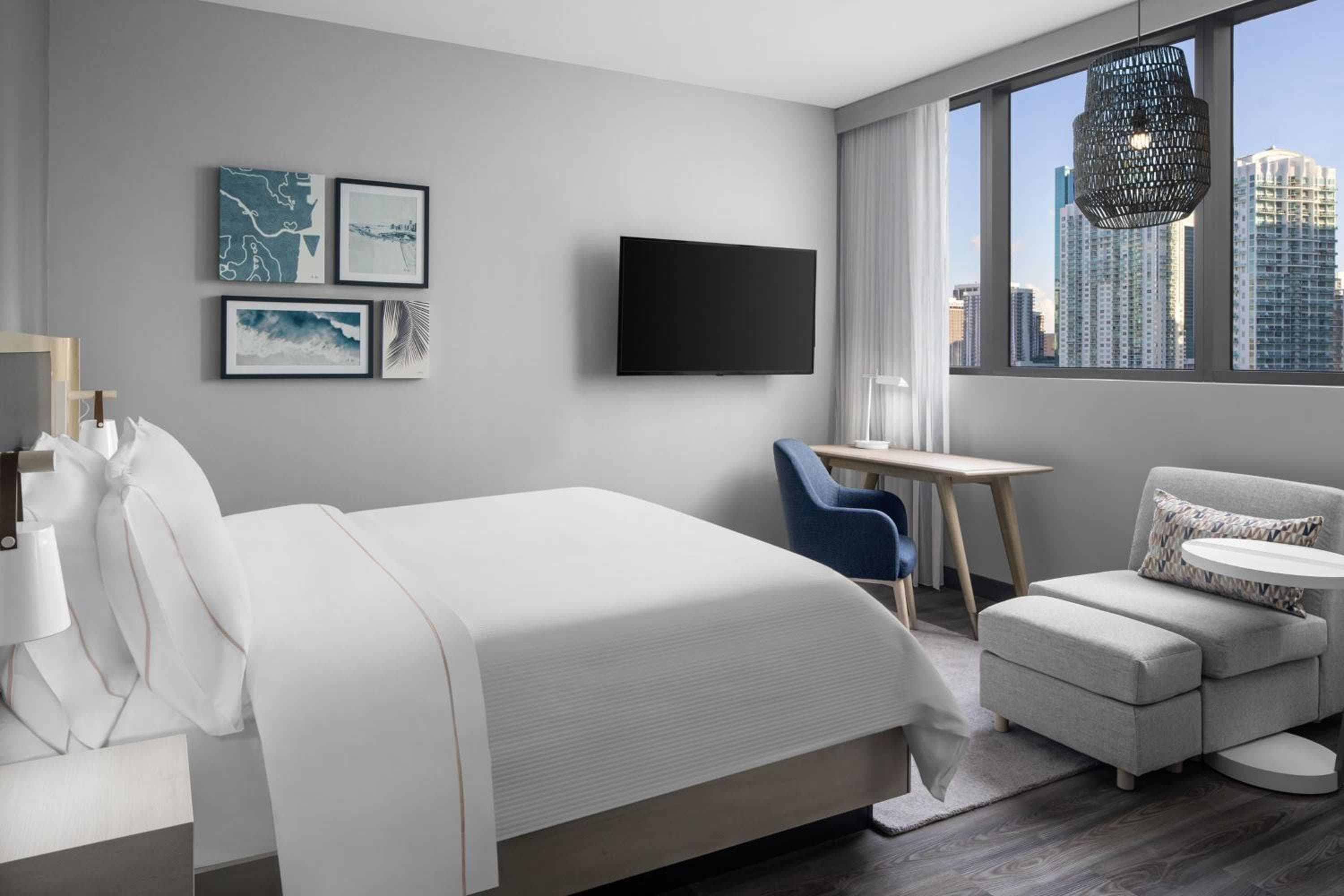 King Studio with City View and Roll-in Shower - Mobility Accessible room photo