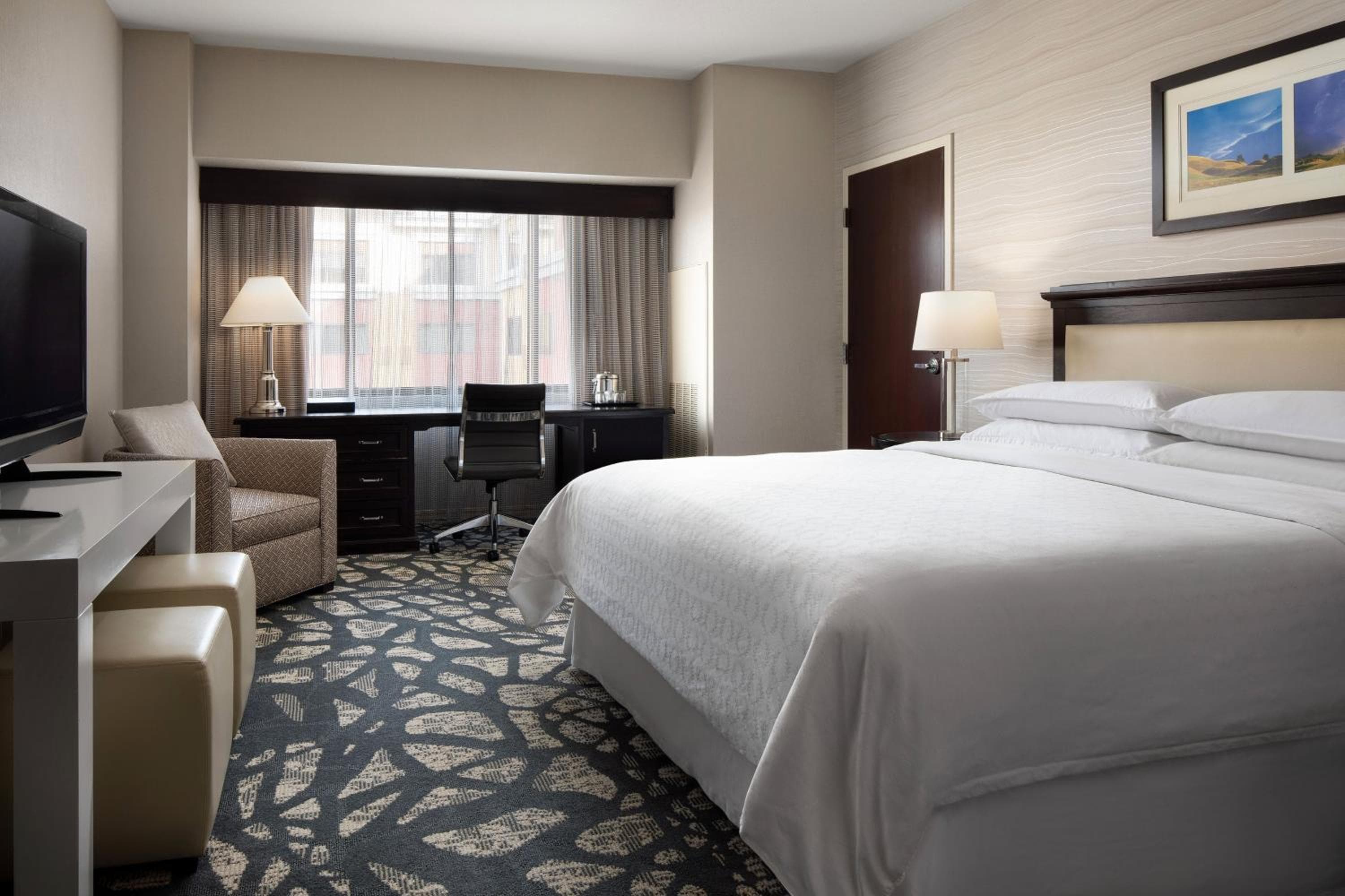Guest room, 1 King, City view, Main room photo