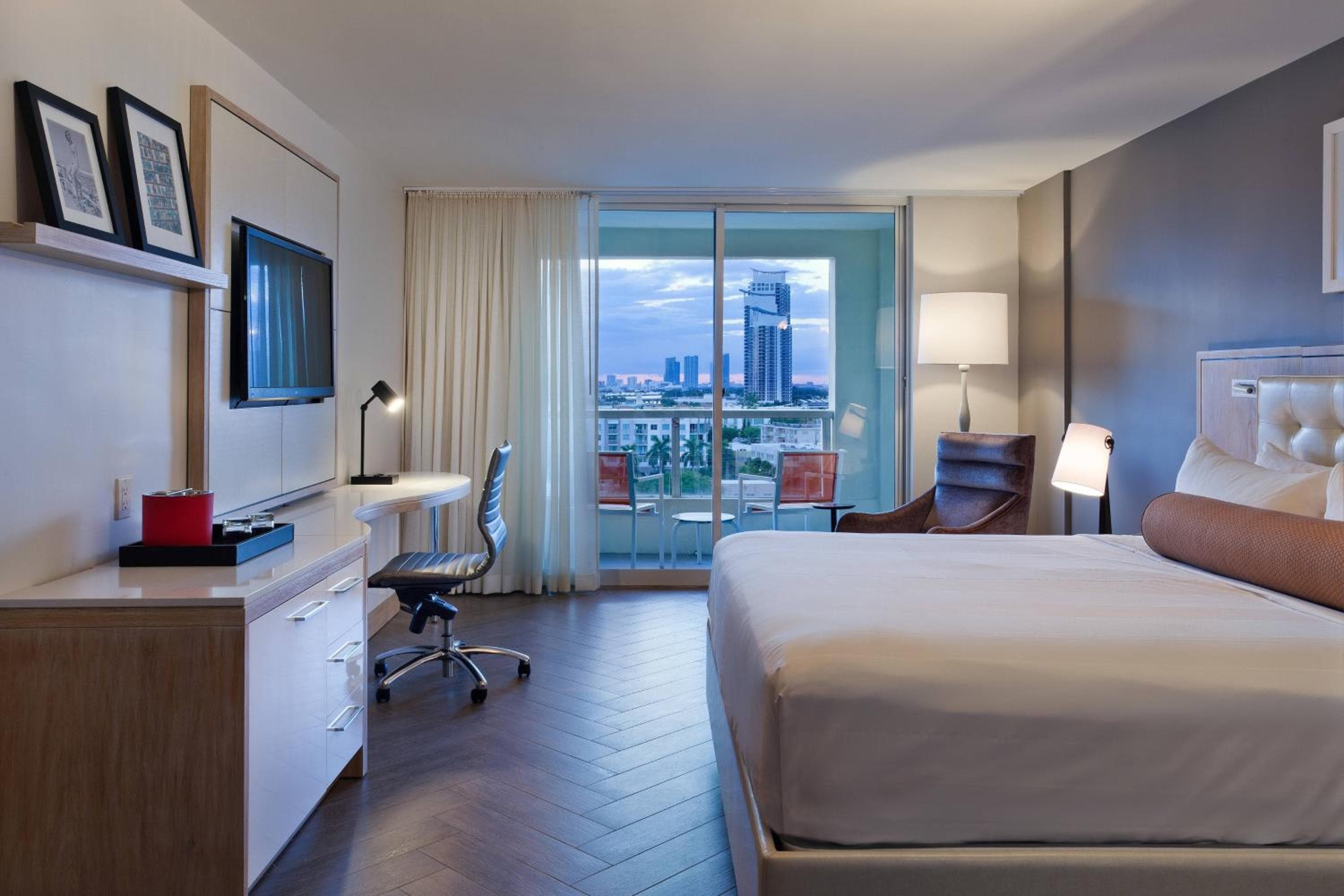 King Room with City View and Balcony room photo