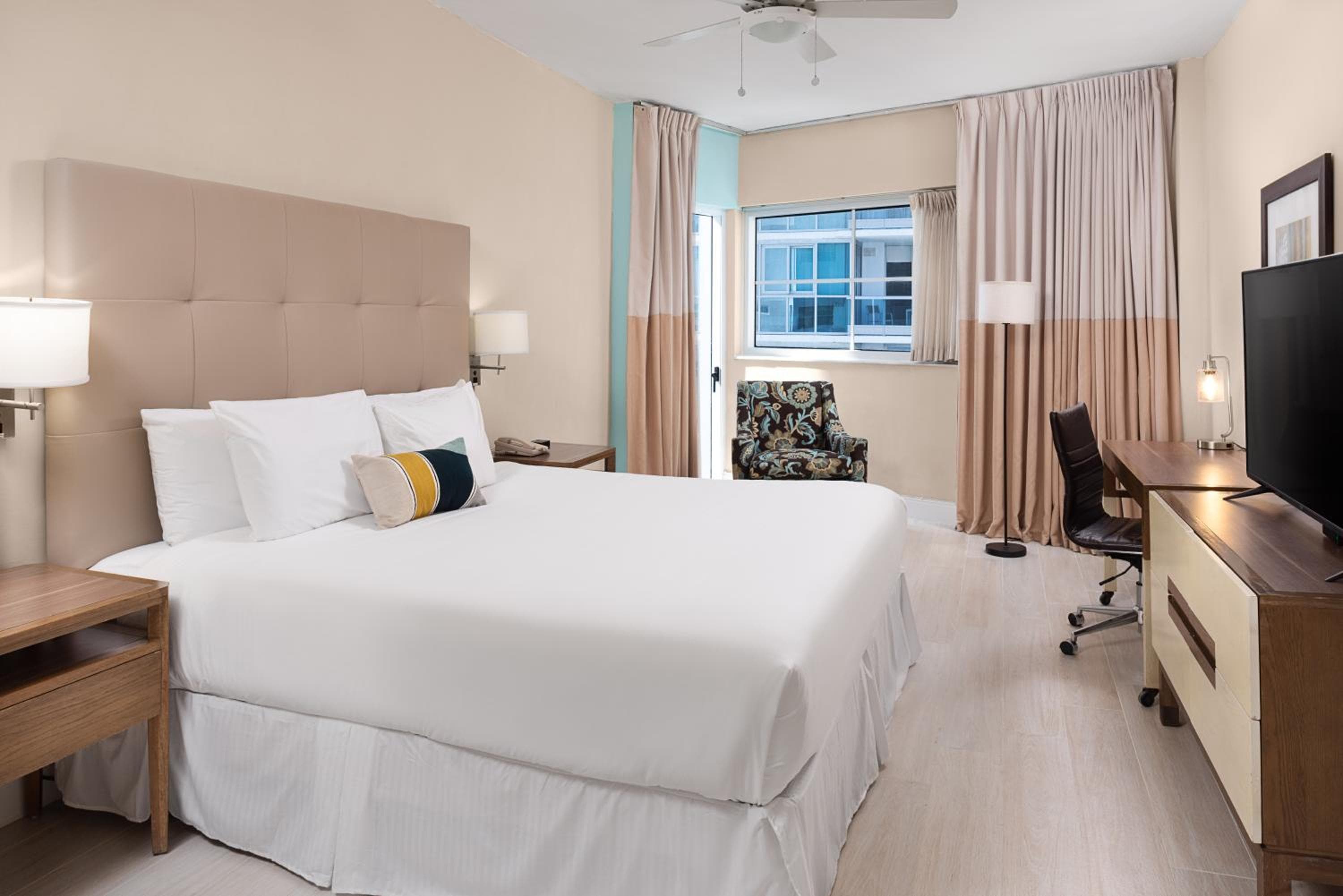 Deluxe City View King room photo