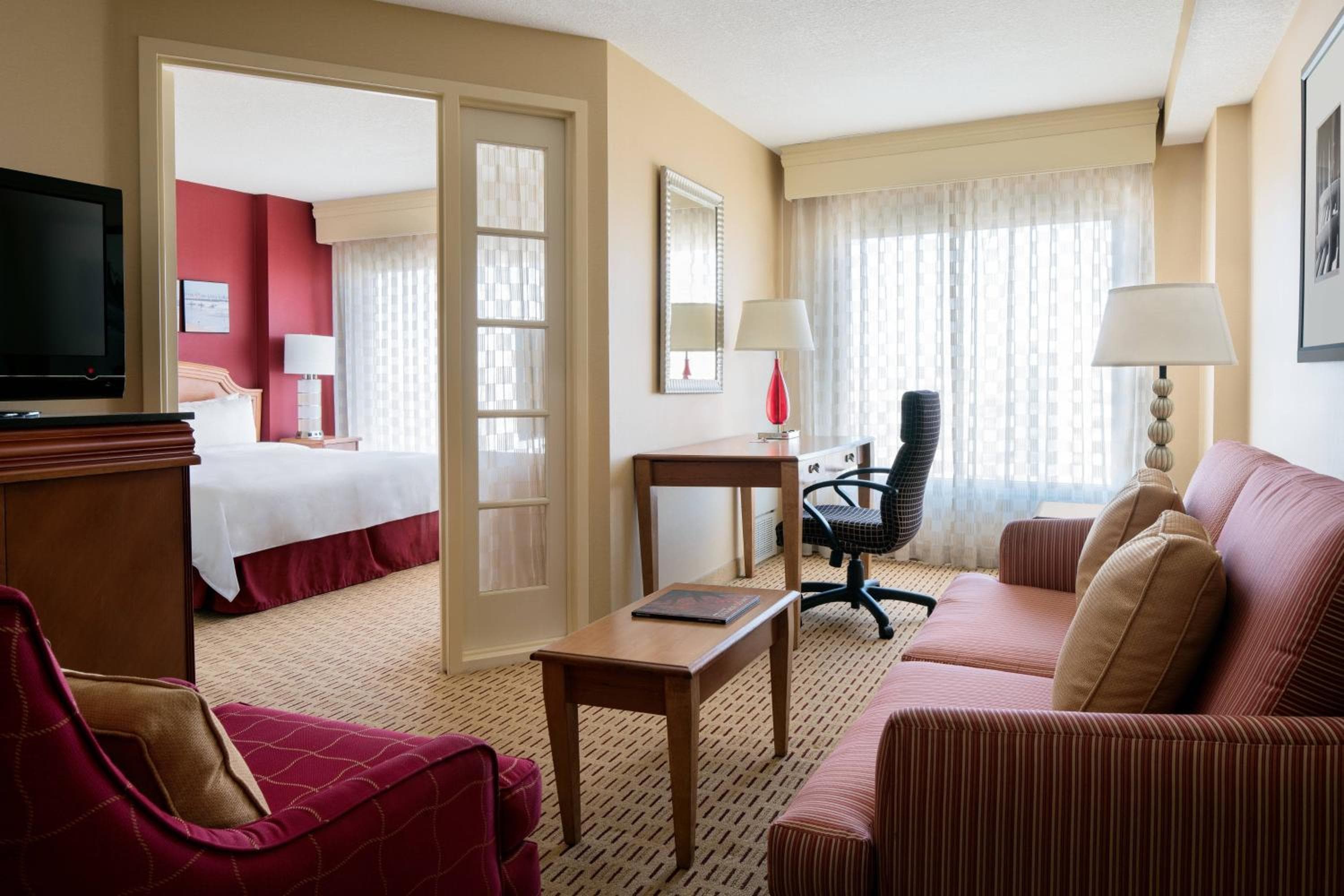 One-Bedroom King Suite with Sofa Bed - Hearing Accessible room photo