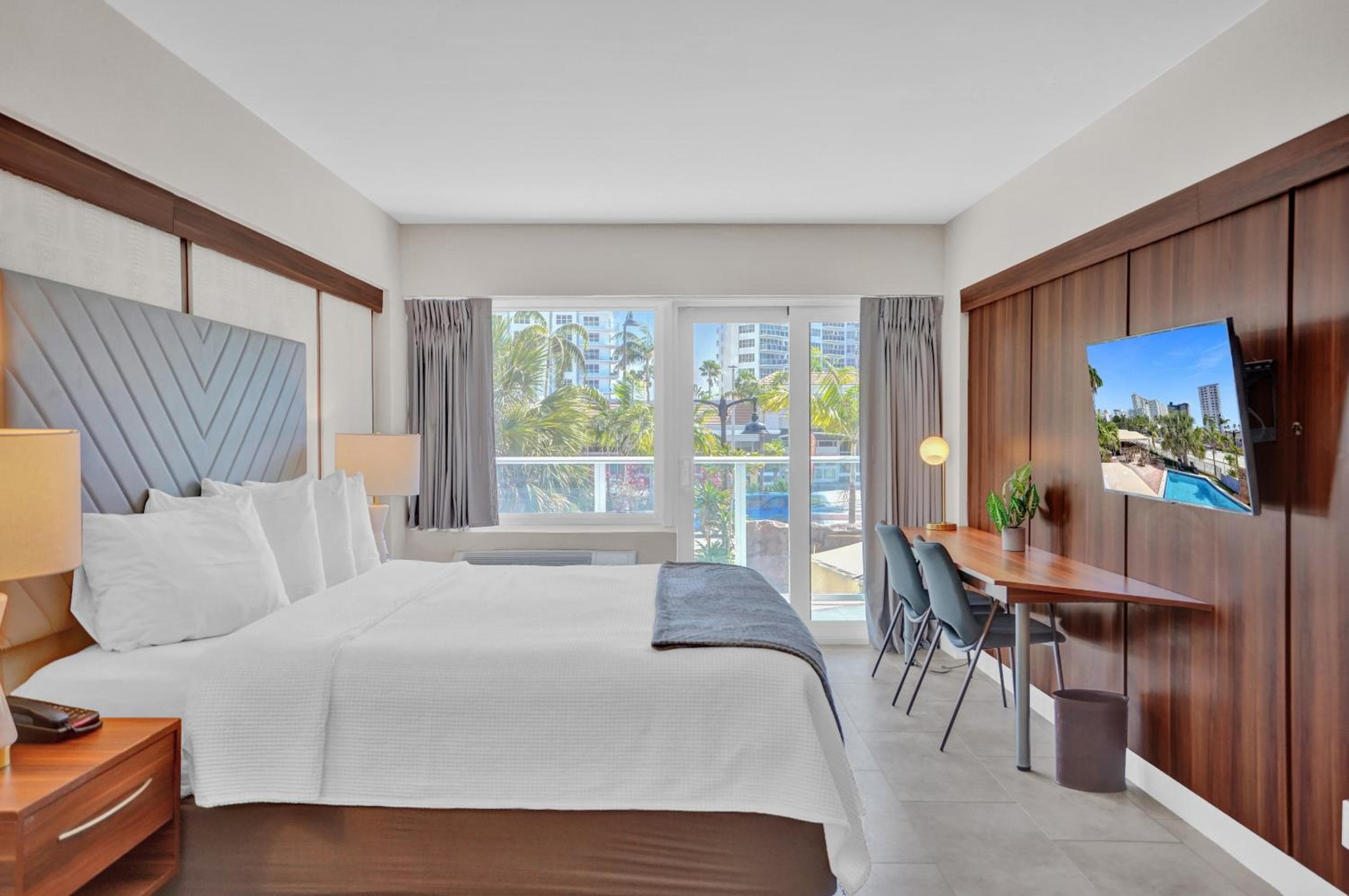 Superior King with Balcony room photo