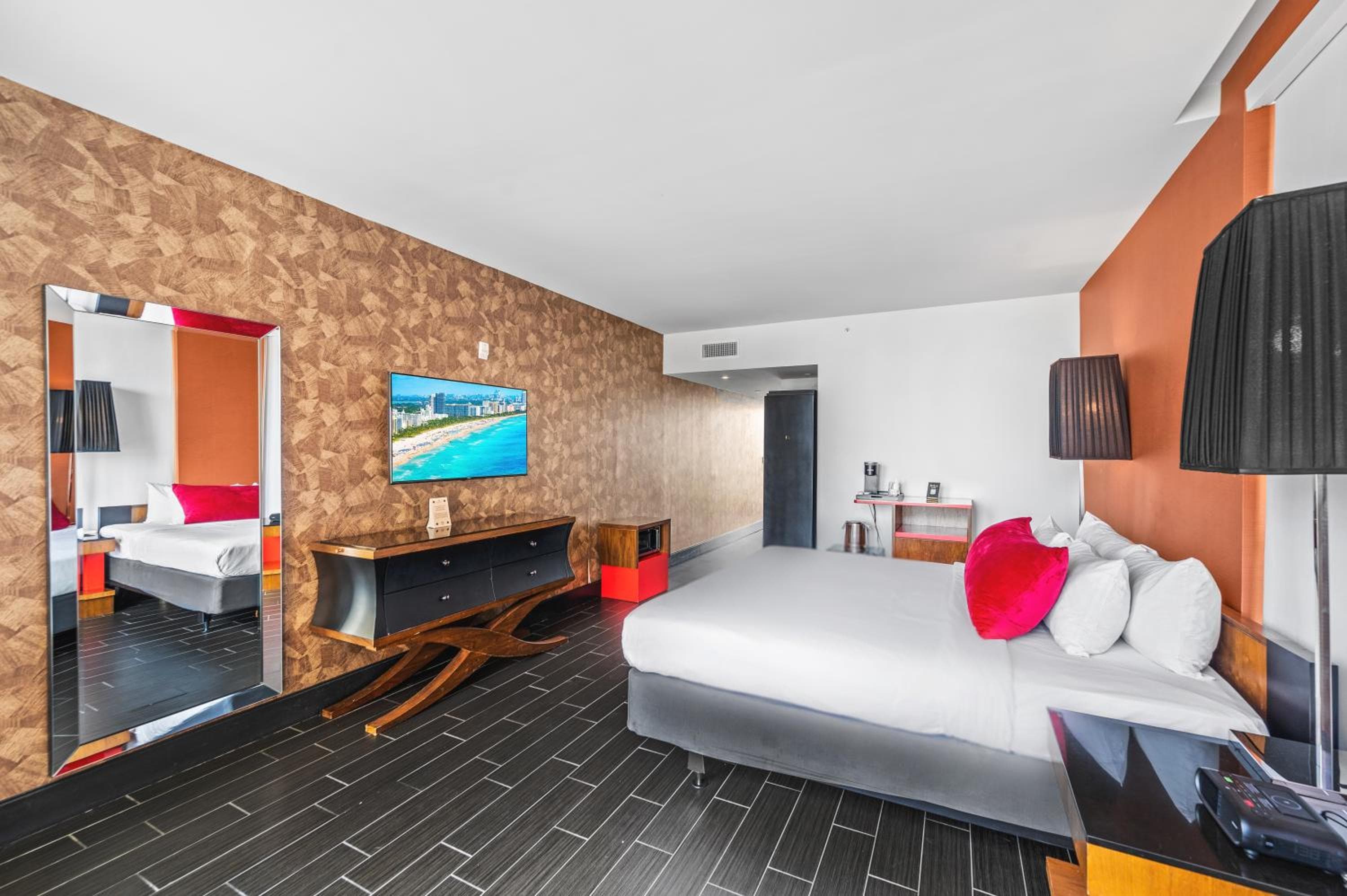 King Suite with Balcony ADA room photo